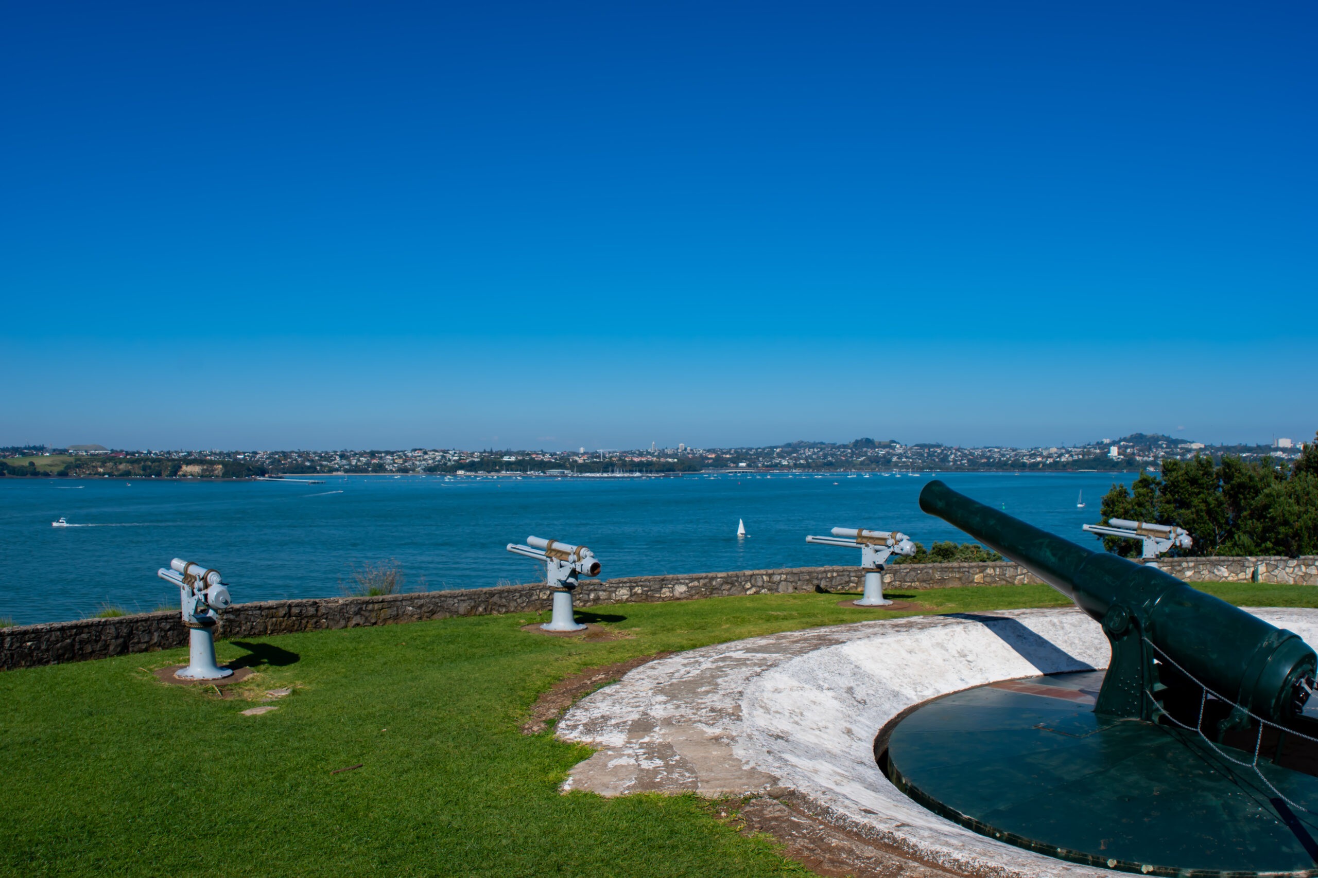 Disappearing Gun at the North Head Devonport and view of the city of Auckland./Getty Images