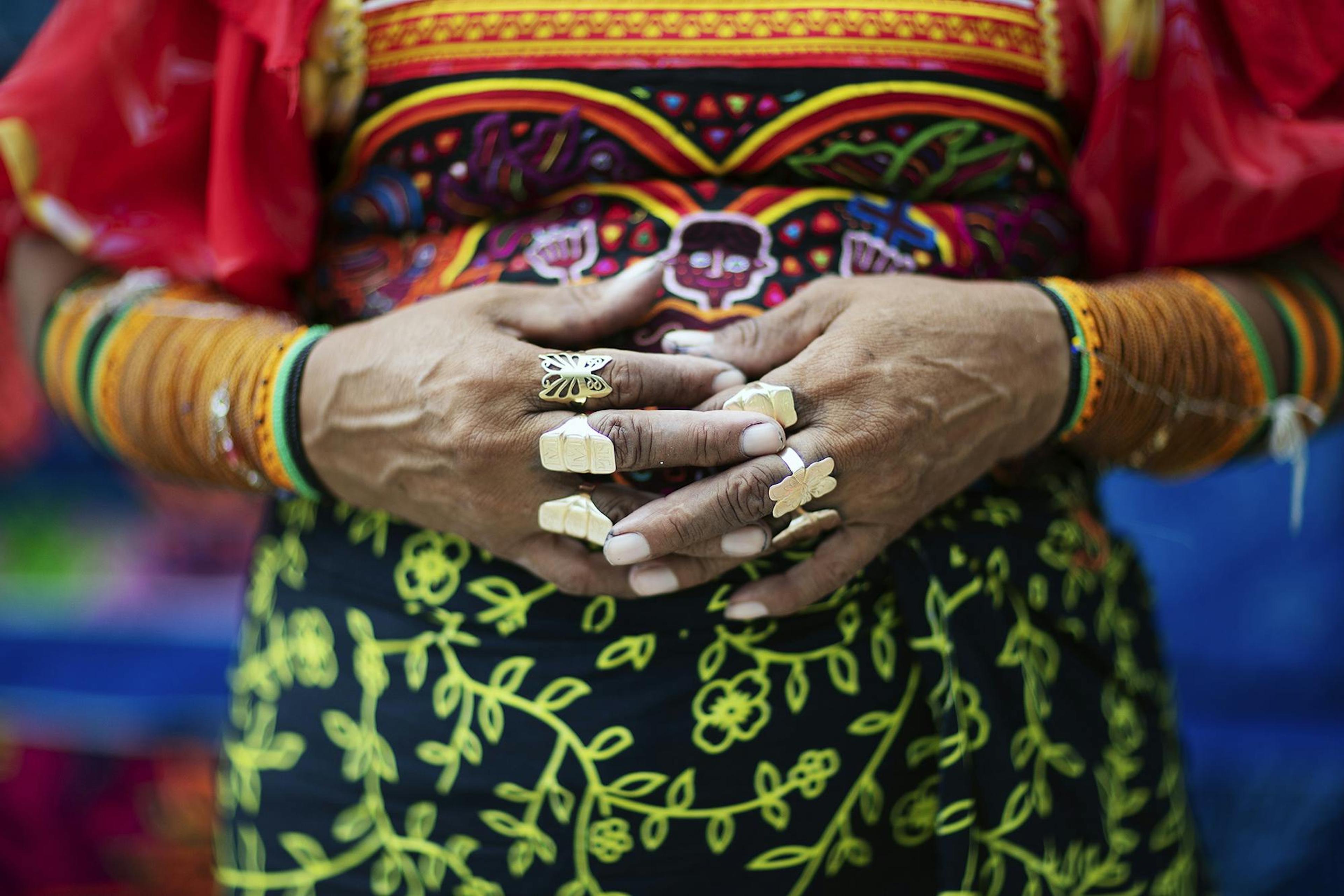 A Guna Yala woman wears traditional mola textiles and jewelry./Lucia Griggi