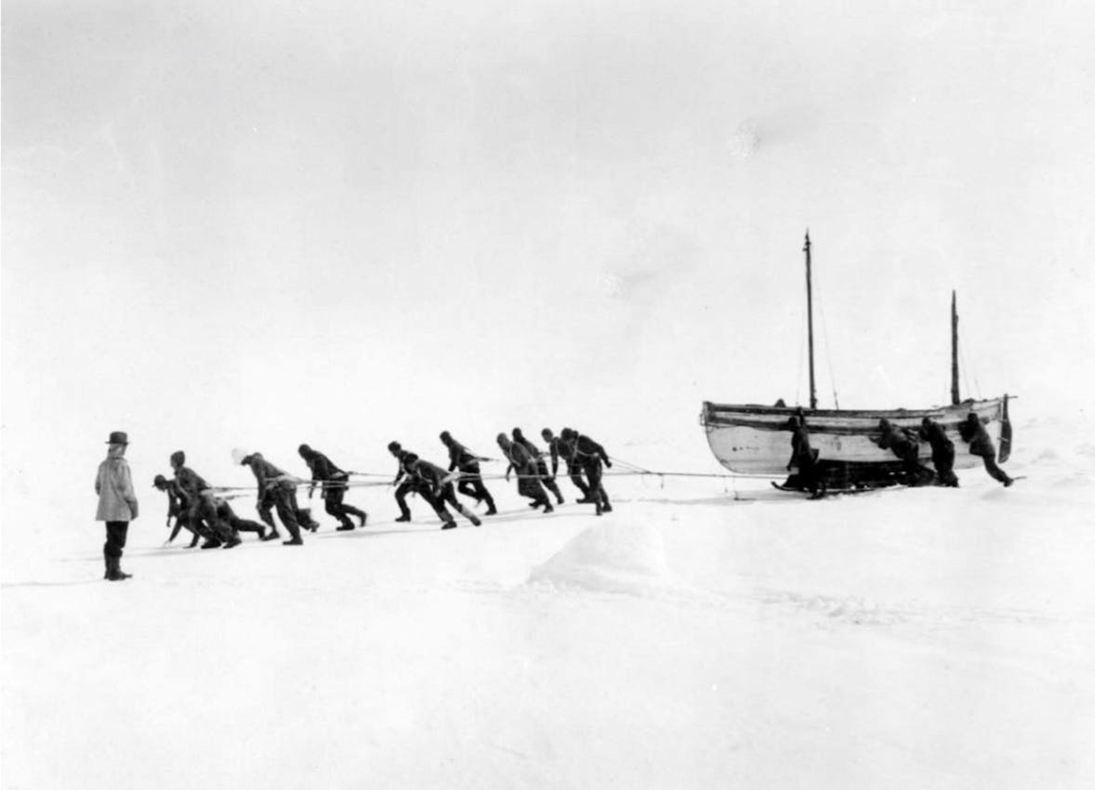 Shackleton and his team relay the James Caird across the ice./©Royal Geographical Society (with IBG)