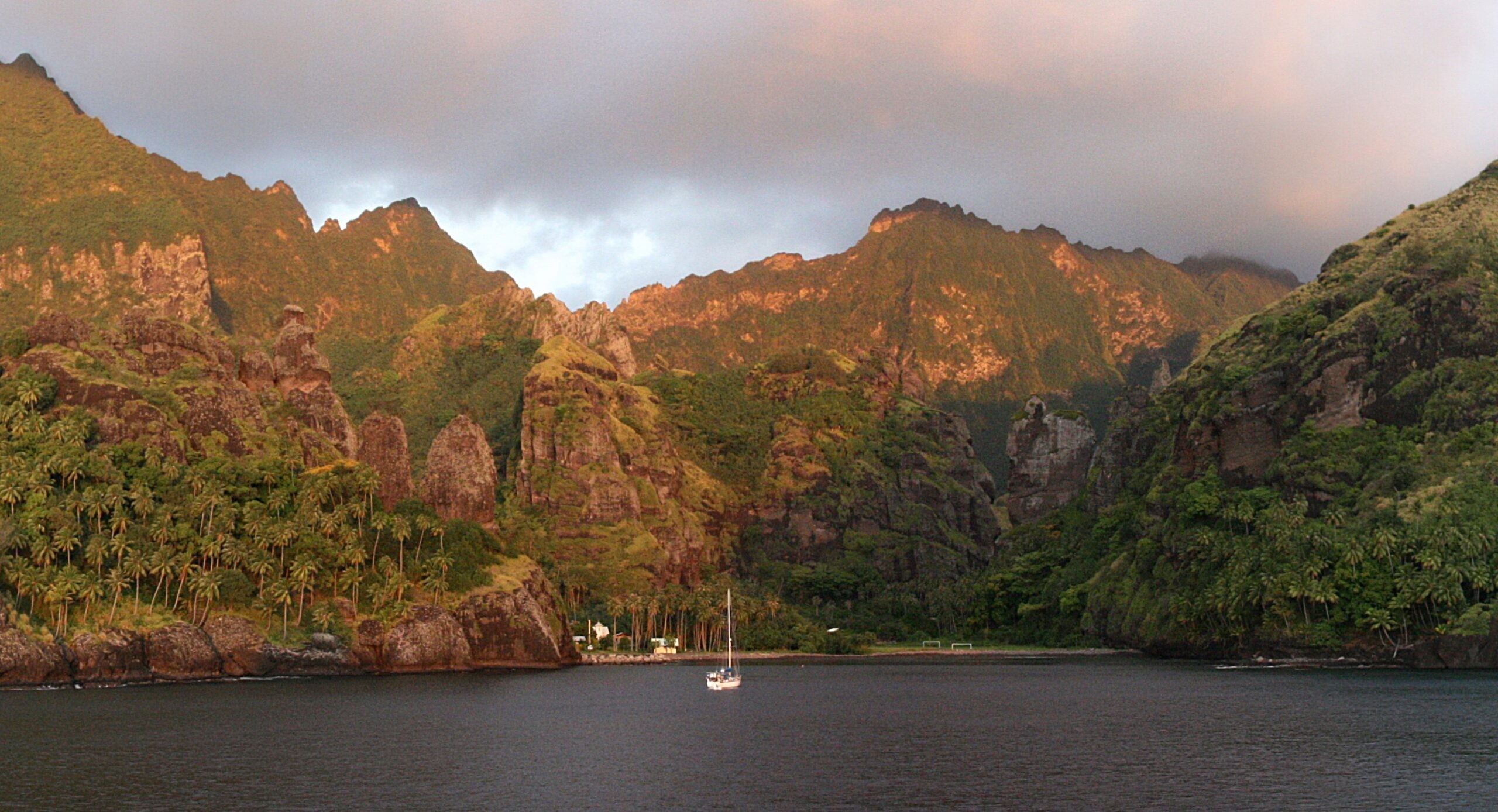 The Bay of Virgins on Fatu Hiva at sunset/Photo Wikimedia Commons by Sémhur