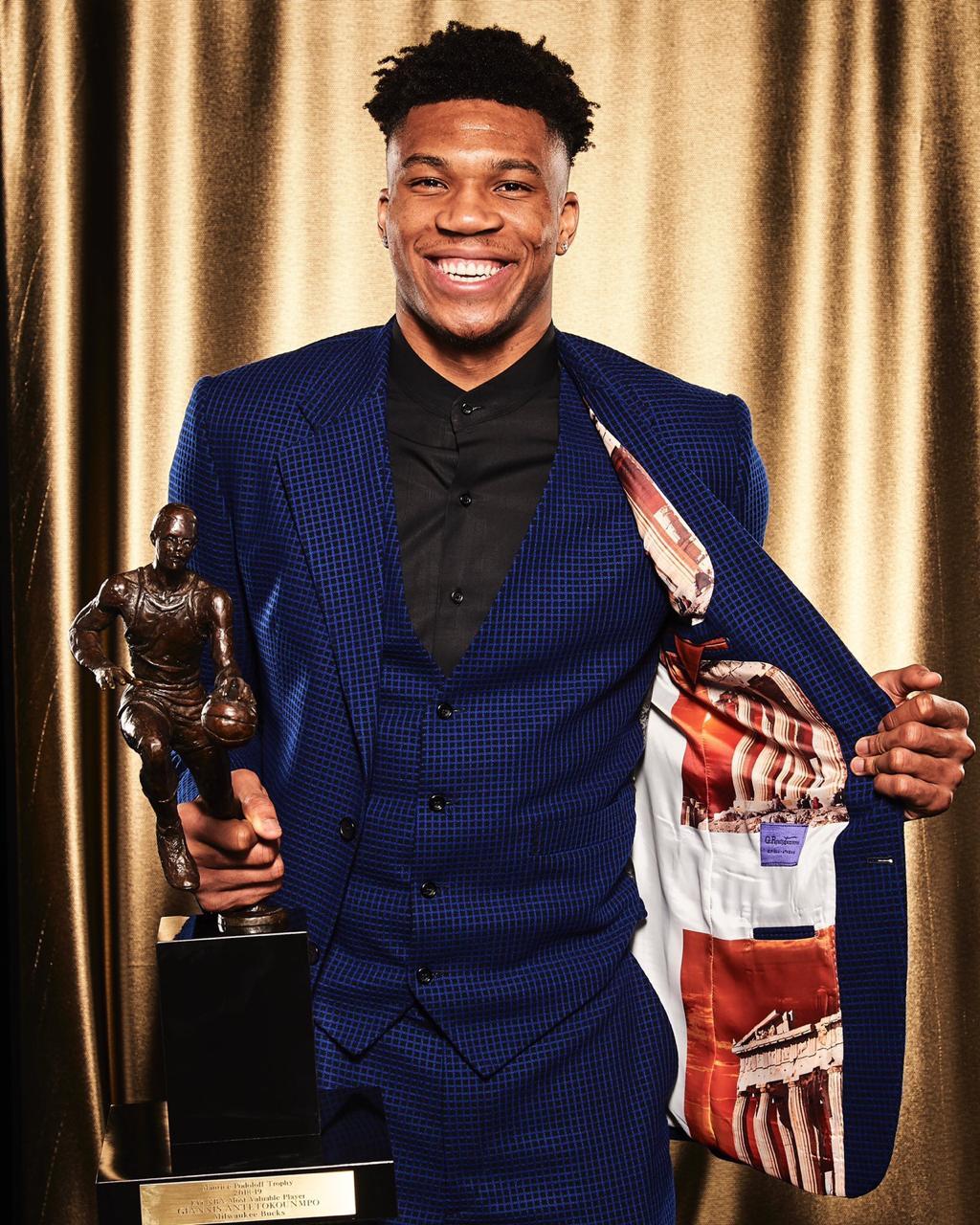 NBA Star Giannis Antetokounmpo also is a fan of Papadogamvros./Photo Papadogamvros