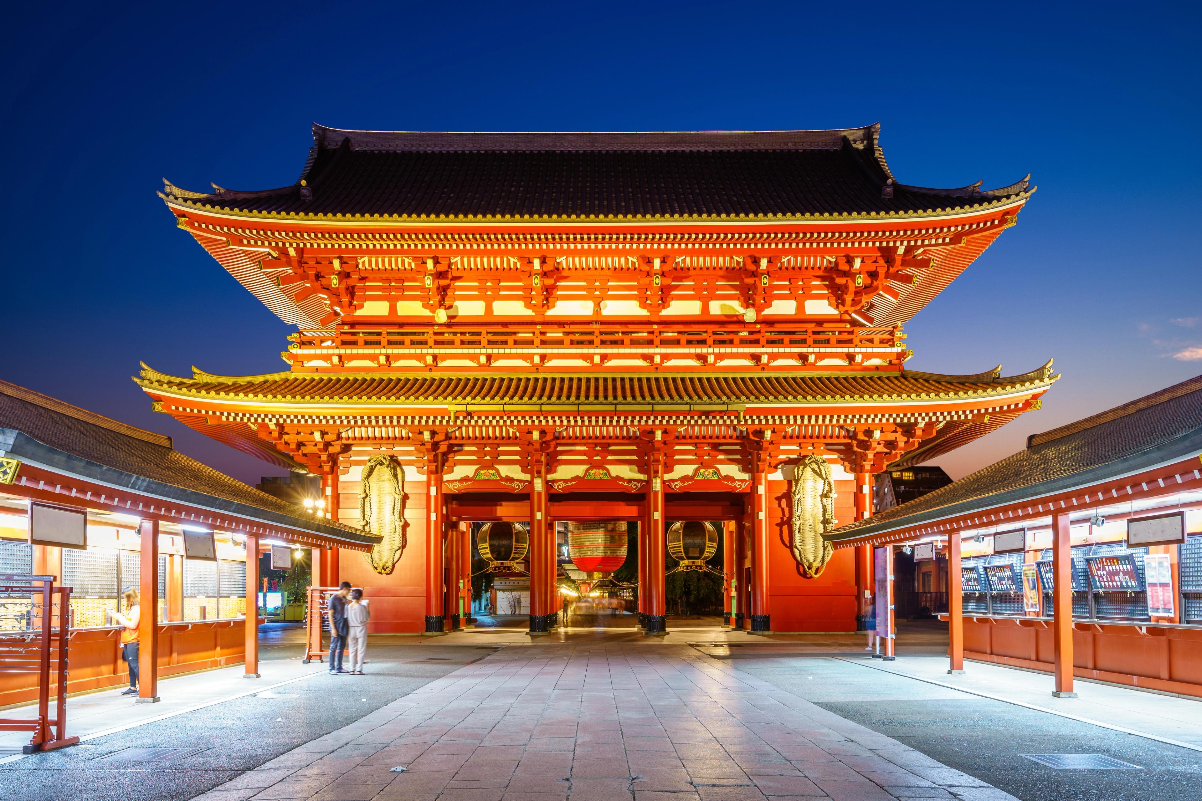 Sensoji Temple at night after the crowds are gone./Shutterstock
