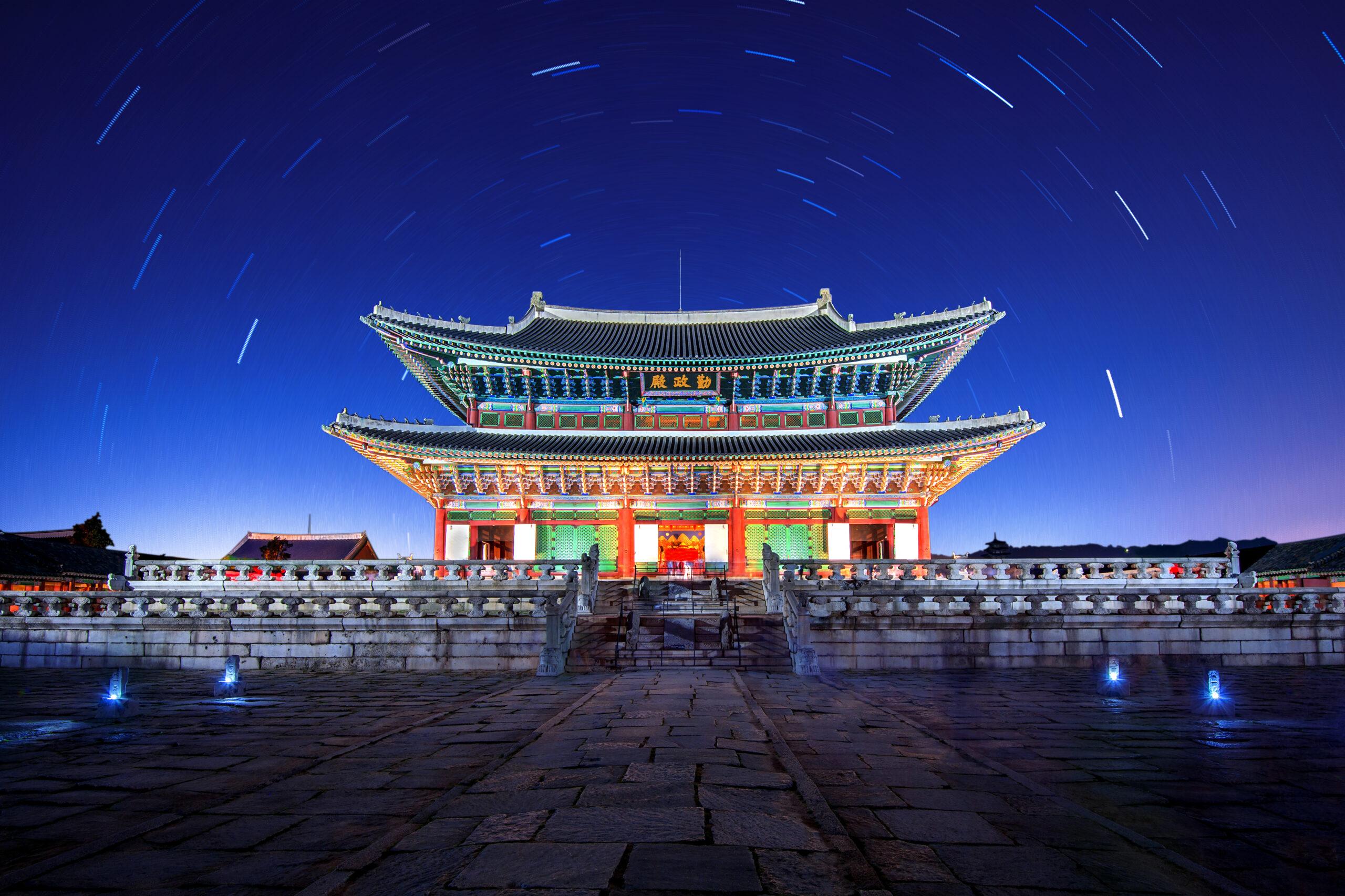 Gyeongbokgung Palace at night in Seoul, South Korea./Shutterstock