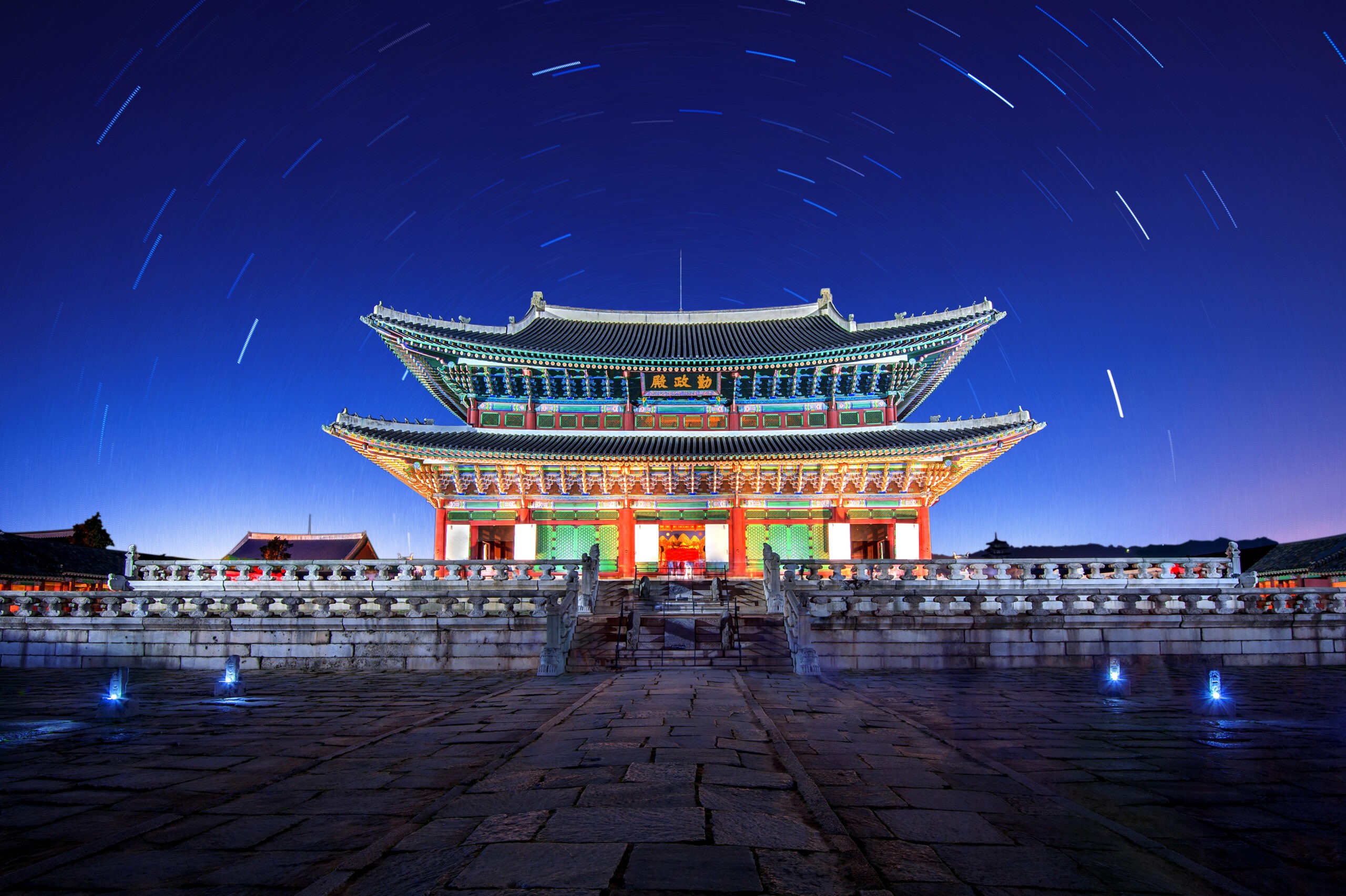 Gyeongbokgung Palace at night in Seoul, South Korea./Shutterstock