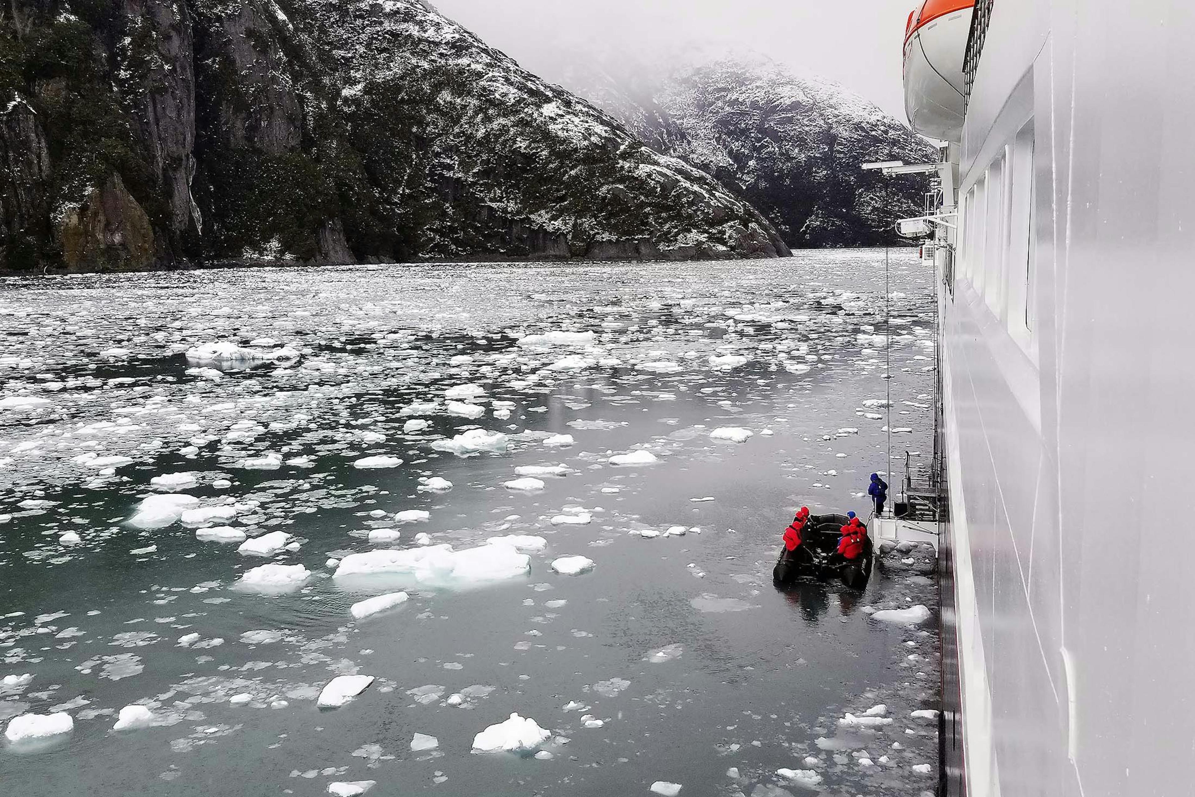 Fjordland scenery and brash ice, Chilean Fjords./Denis Elterman
