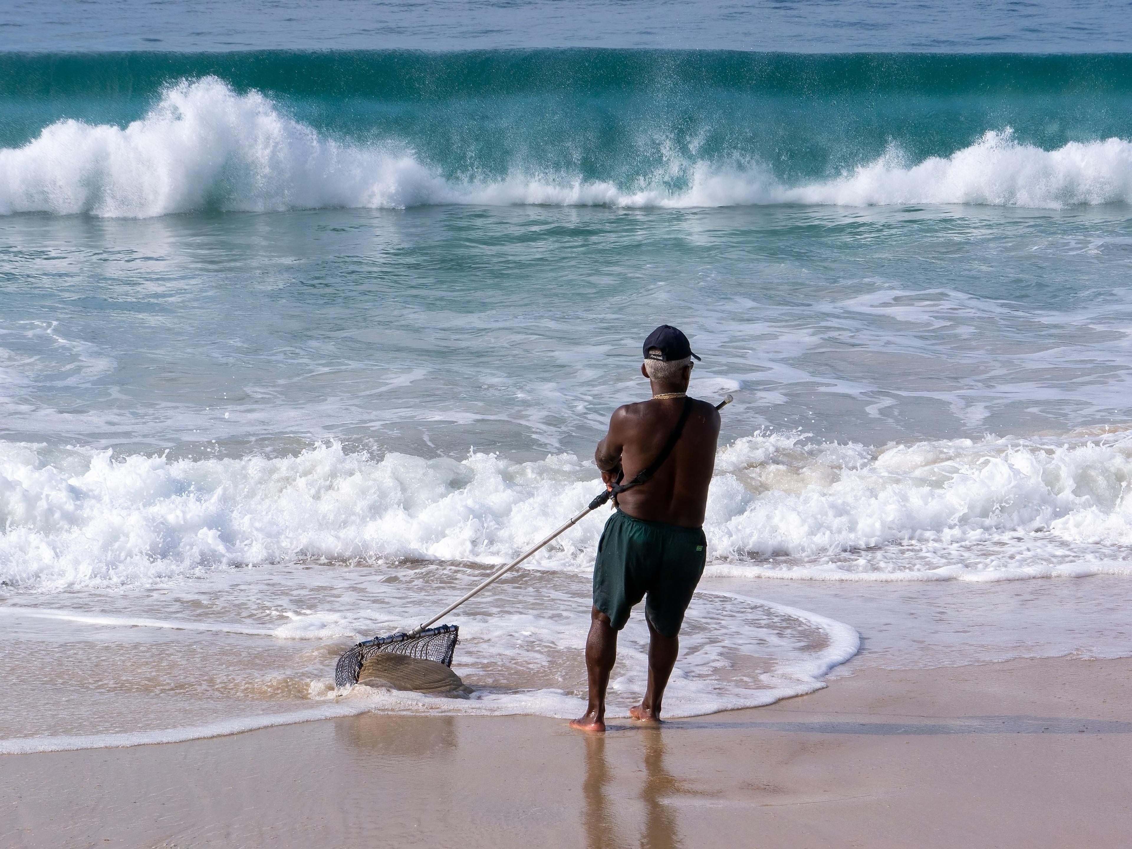A shell fisherman on Copacabana Beach in Rio de Janeiro, Brazil./Wikimedia Commons photo by Ermell