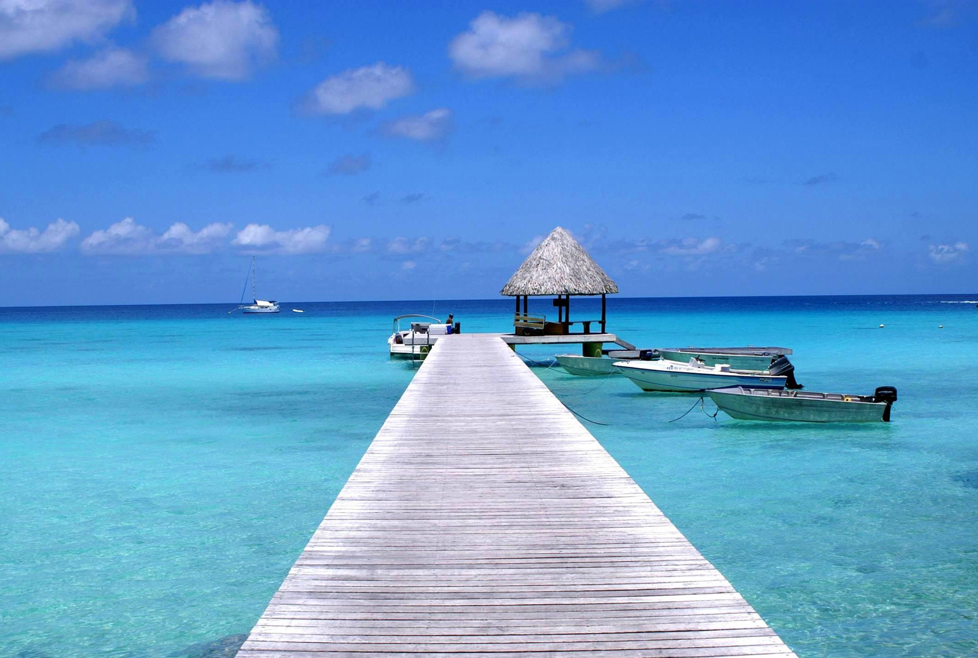 The view from Kia Ora pier on Rangiroa shows off many shades of blue./Wikimedia Commons by Daniel Jule
