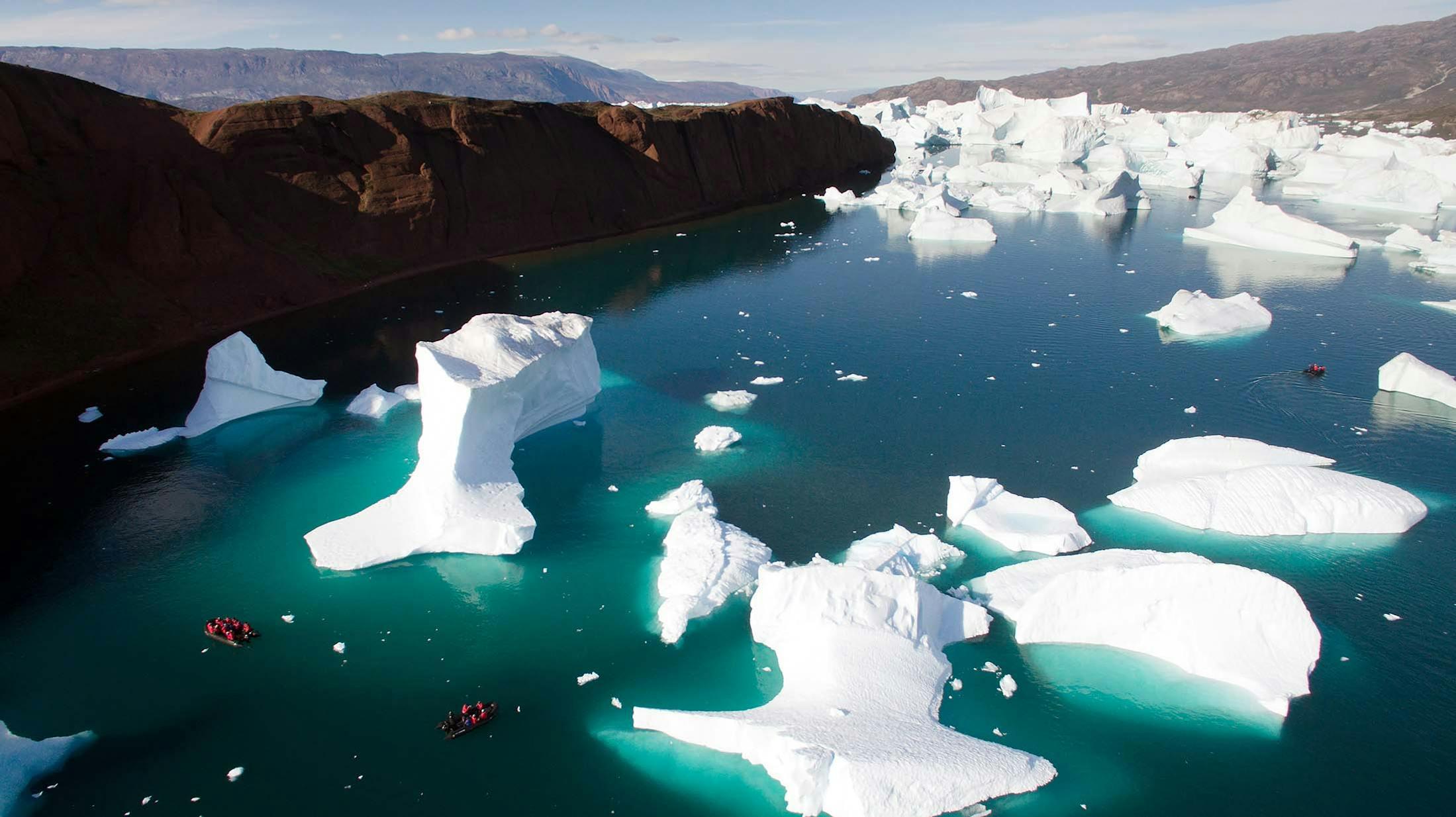 Zodiacs cruising in Rode Fjord, Greenland/Denis Elterman