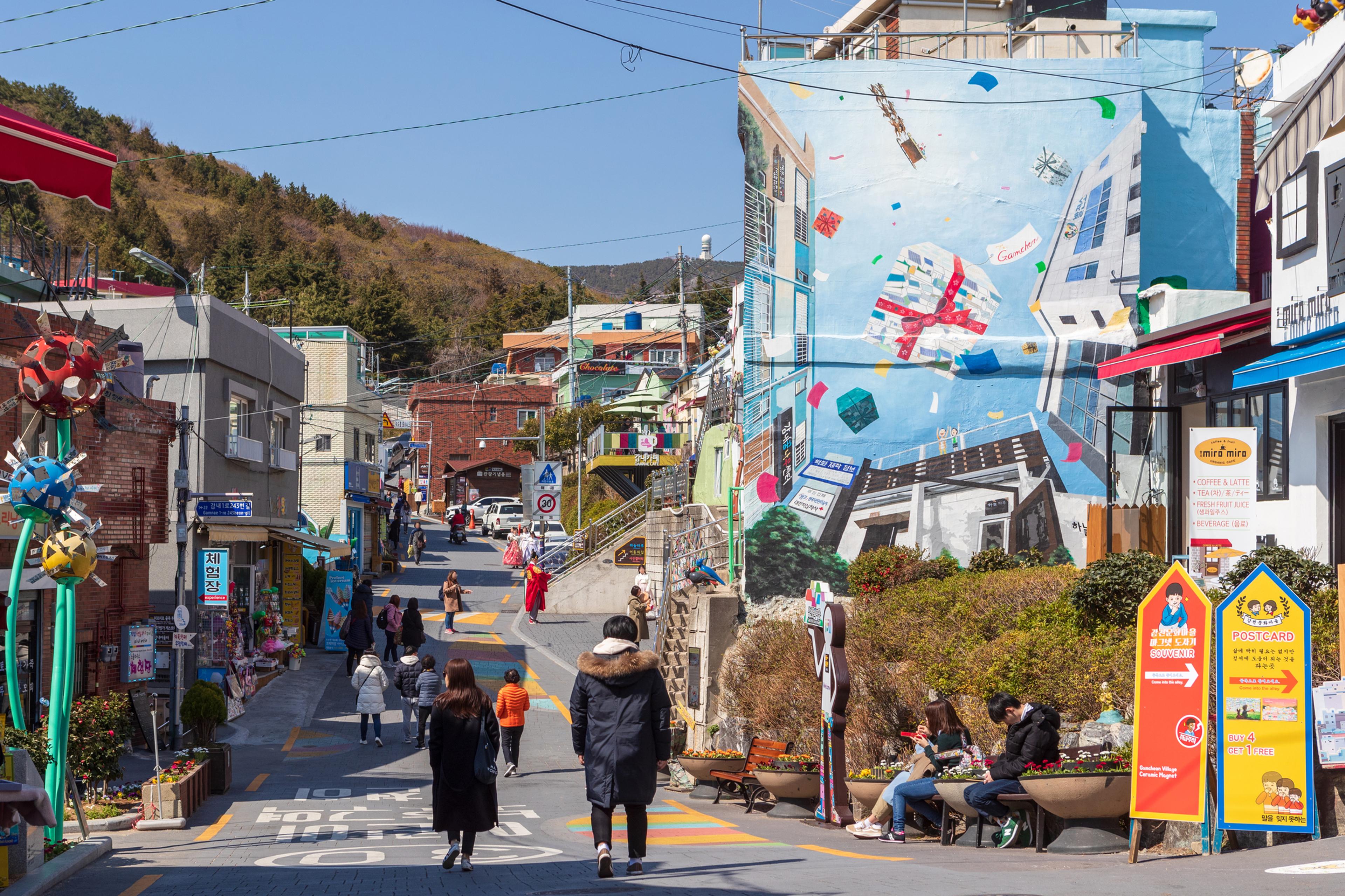The streets of Gamcheon are a delightful kaleidoscope of vivid colors./Andrew Evans for Silversea