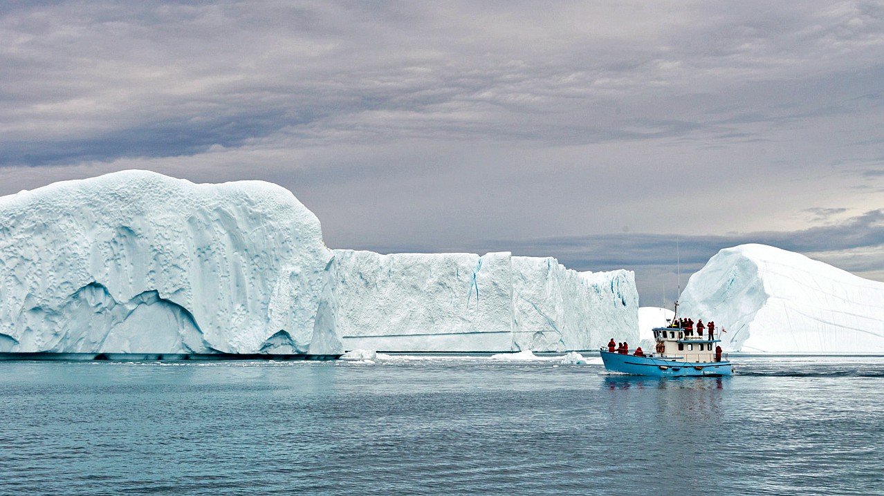 Boating through the icebergs of Ilulissat/Photo by David Swanson for Silversea