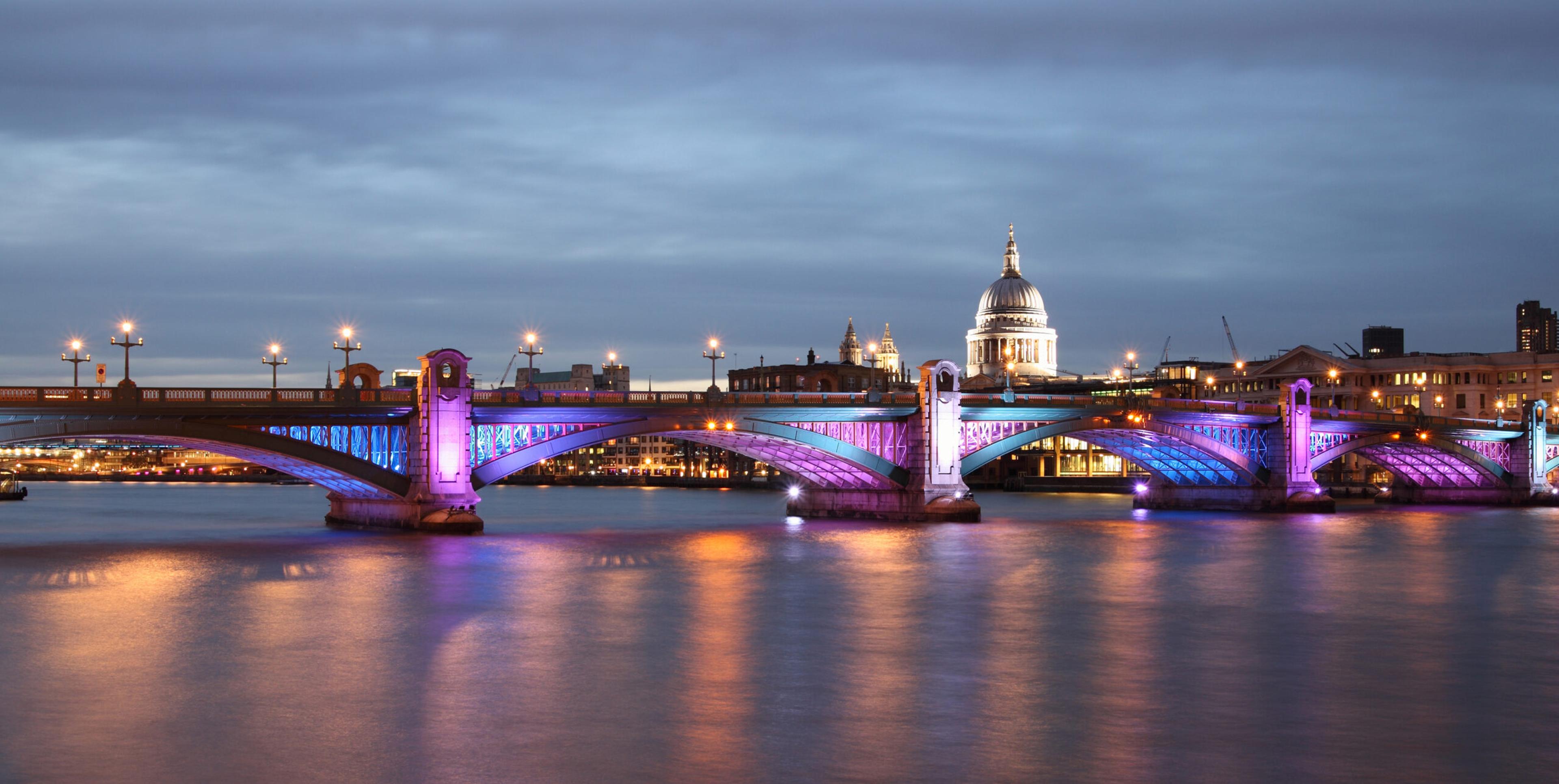 London's Southwark Bridge at night./Shutterstock