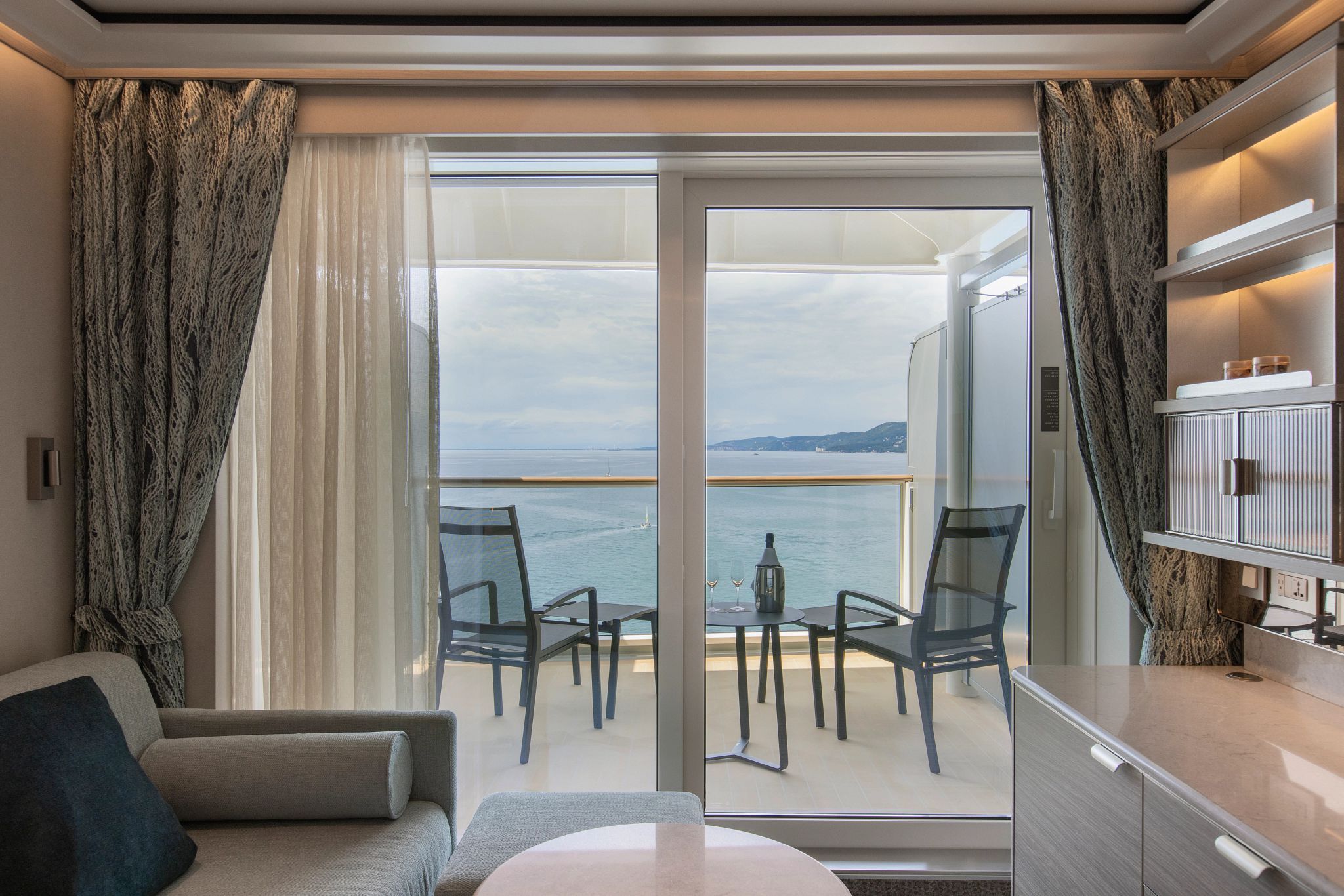 Classic Veranda Suite stateroom, Carnival Adventure
