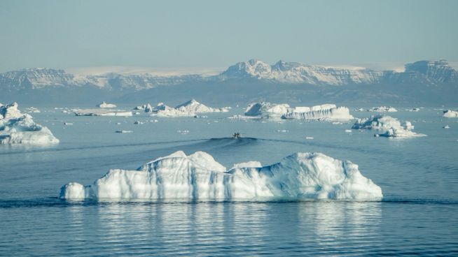 Nuuk (Godthab) to Iqaluit (Nunavut)