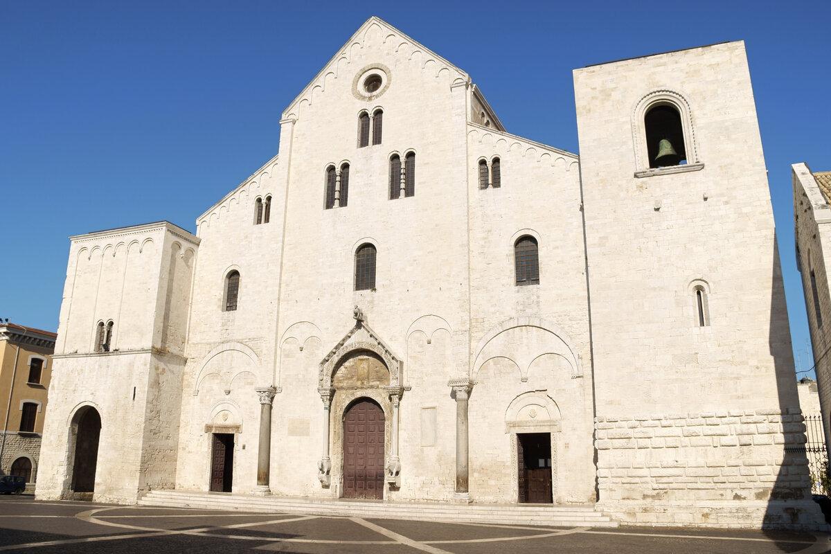 Discover Bari: Scenic Drive & Old Town Walking Tour
