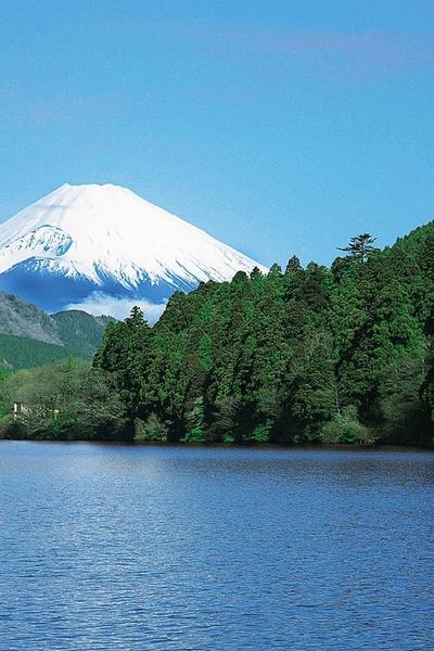 O majestoso monte Fuji e o plácido lago Ashi