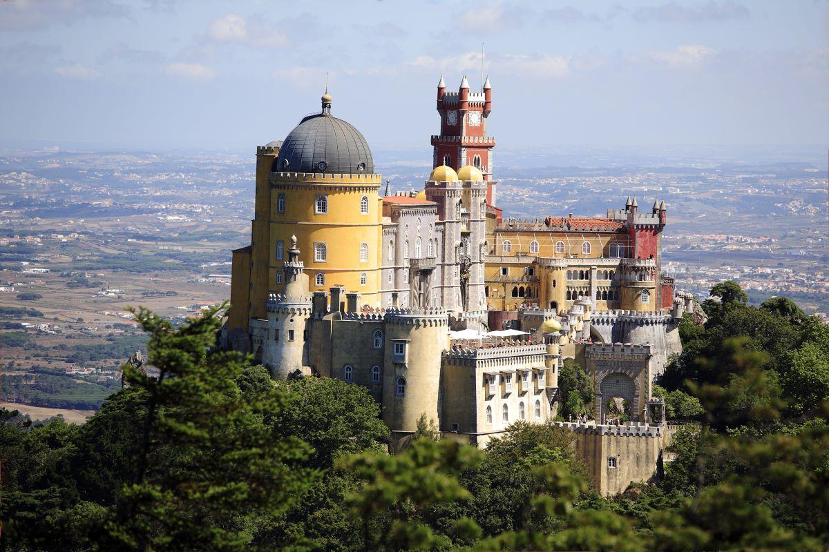 Lovely Lisbon & Sintra with Lunch (Tour & Airport Transfer)
