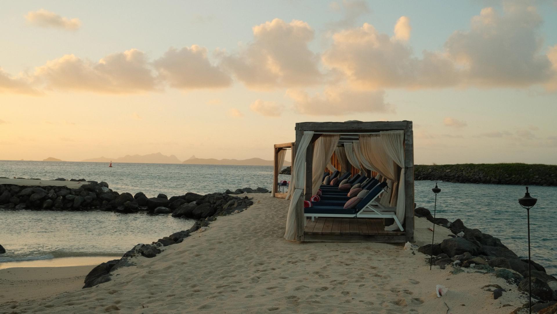 CABANES PRIVÉES AU BORD DE LA PISCINE EN LAGUNE