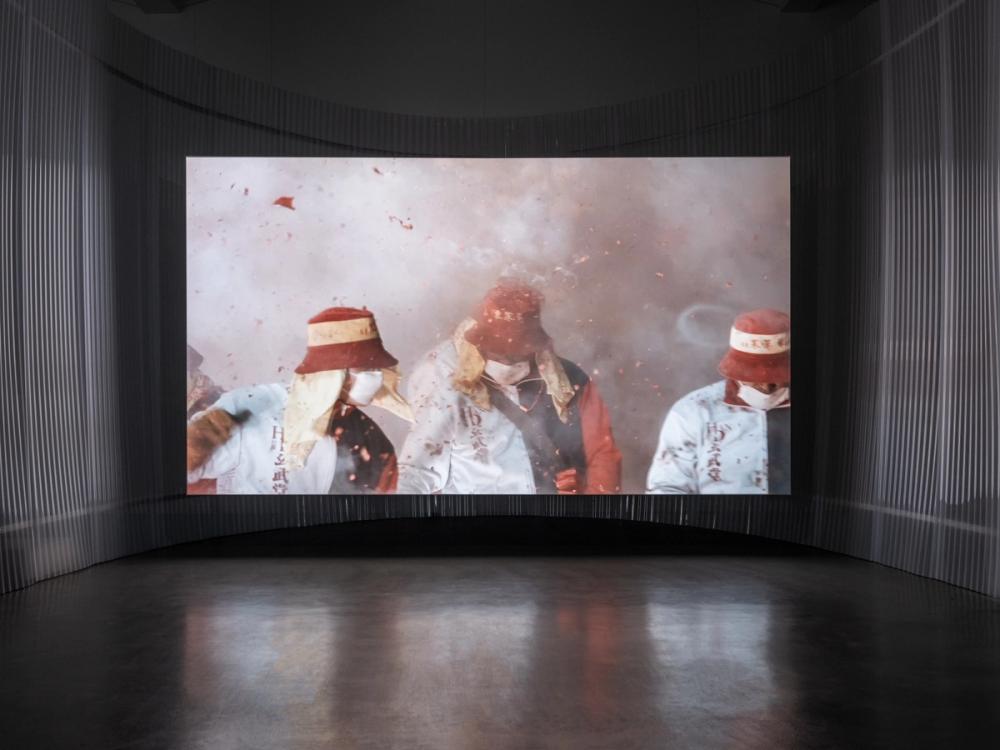 Yalda Afsah, HEAT, 2026 (Installationsansicht, Kunsthaus Hamburg), © VG Bild-Kunst, Bonn 2026, Foto: Fred Dott