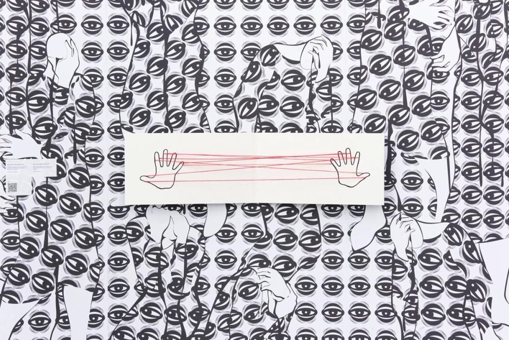 Sabine Mohr, Das dritte versuchen, das Eine finden, 1985, © VG Bild Kunst, Bonn 2024; im Hintergrund: Parastou Forouhar, The Eyes, 2018, fortlaufend; Courtesy die Künstlerin; Foto: Antje Sauer