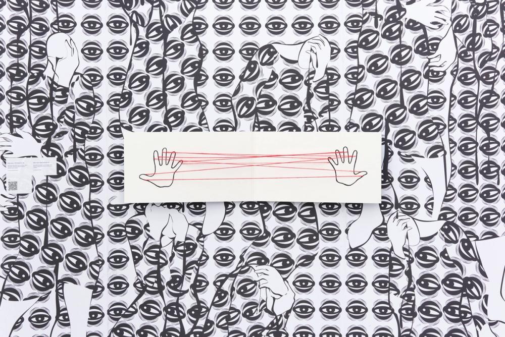 Sabine Mohr, Das dritte versuchen, das Eine finden, 1985, © VG Bild Kunst, Bonn 2024; im Hintergrund: Parastou Forouhar, The Eyes, 2018, fortlaufend; Courtesy die Künstlerin; Foto: Antje Sauer