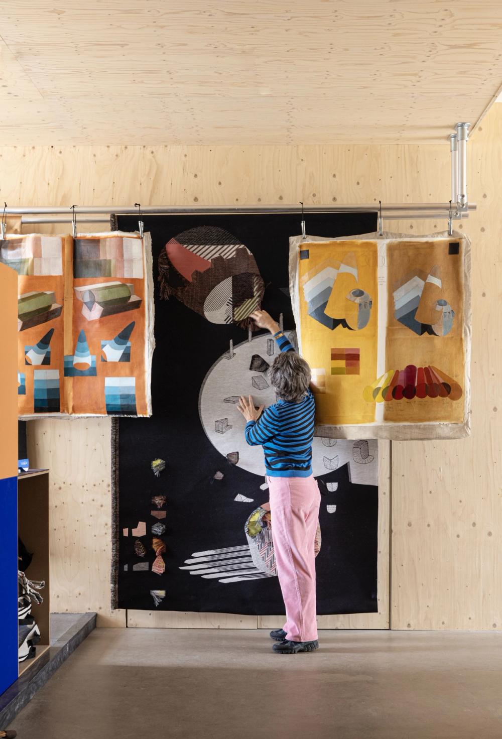 Eine weibliche Person in einem Kunst-Atelier.