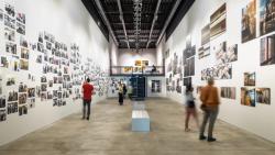 Ausstellungsansicht »Behind the Scenes«, 2022 © Deichtorhallen Hamburg, Foto: Henning Rogge