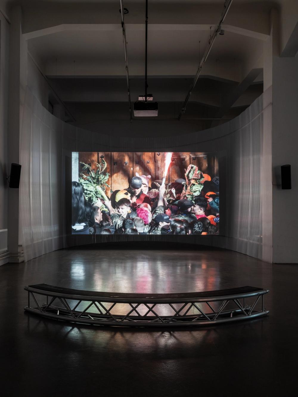 Yalda Afsah, JARRAMPLAS, 2025 (Installationsansicht, Kunsthaus Hamburg), © VG Bild-Kunst, Bonn 2026, Foto: Fred Dott