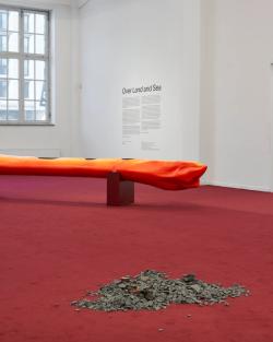 Installationsansicht: Over Land and Sea, Kunsthaus Hamburg 2025, Foto: Antje Sauer