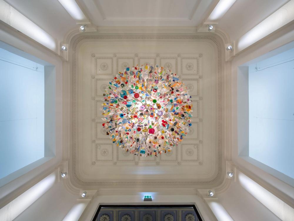 Kronleuchter „Tide“, Stuart Haygarth, London, 2018, Treibgut von englischen Stränden und Nylonfäden, Eigentum der Stiftung Hamburger Kunstsammlungen, MK&G