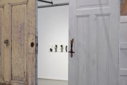 Installationsansicht: Nicholas Odhiambo Mboya: Utopia – Dystopia, Kunsthaus Hamburg 2025, Foto: Antje Sauer