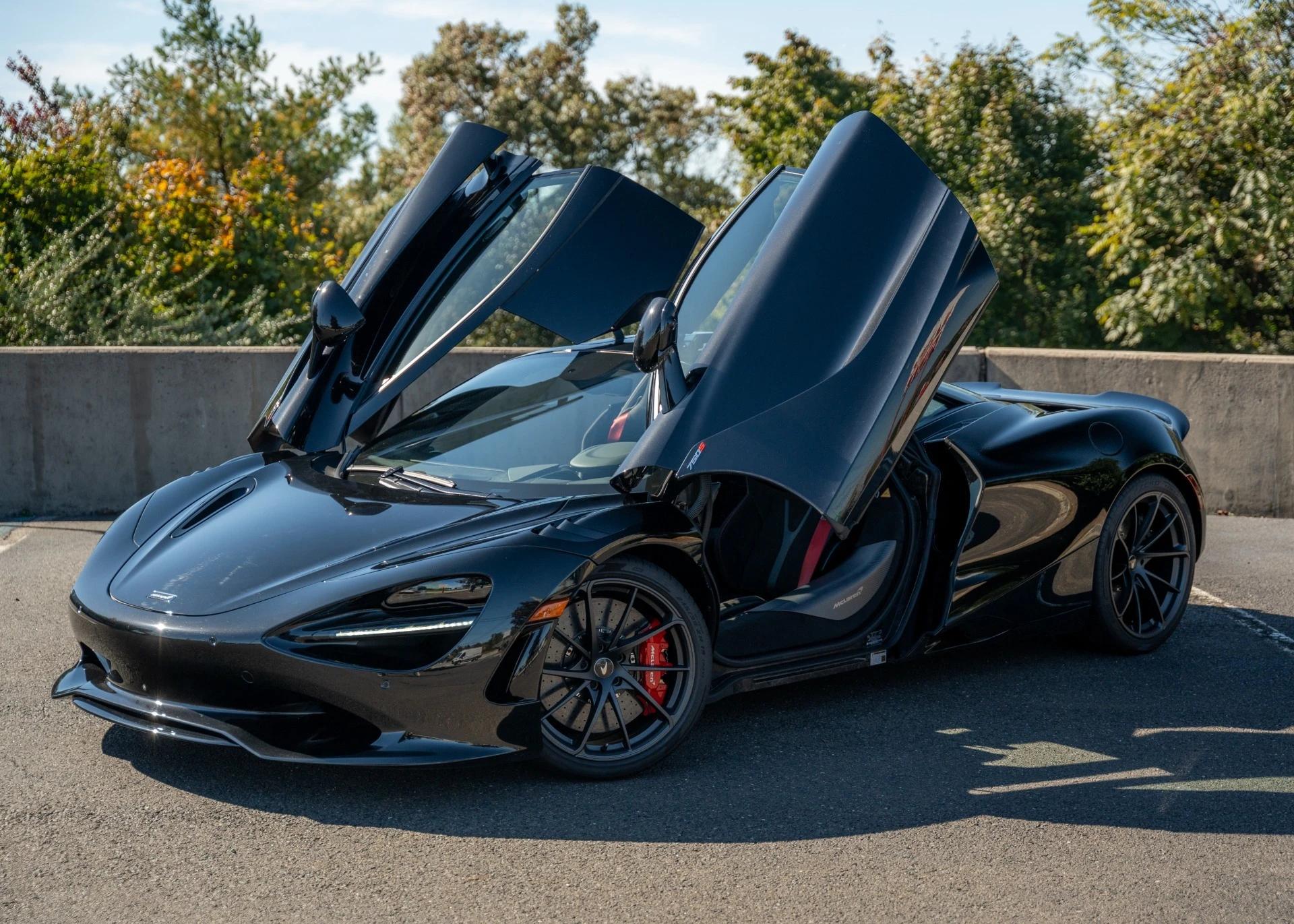 Road trip grisant en McLaren 750S dans les Alpes suisses