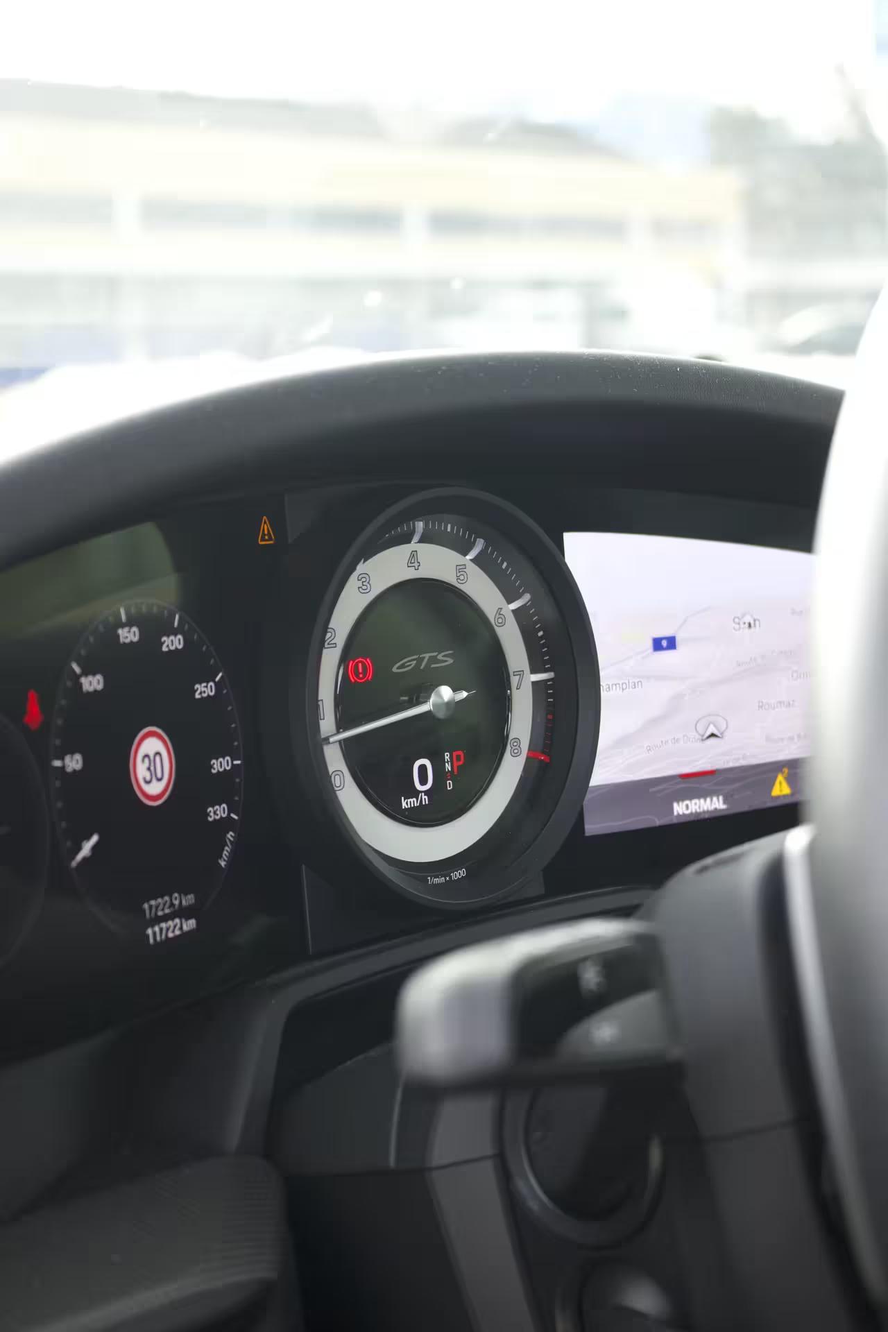 Location Porsche 911 Carrera 4 GTS en Suisse avec Astral Motorclub