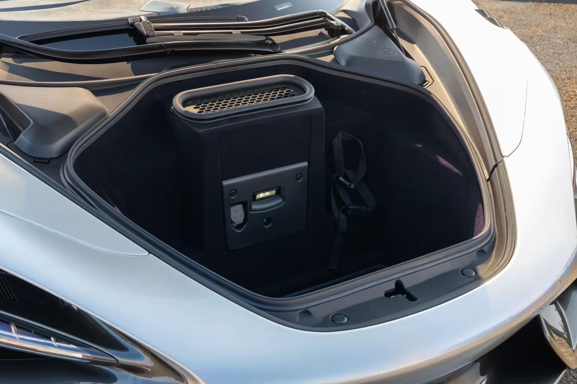 Location de luxe McLaren 765 LT Spider à Genève, performance et raffinement ultimes