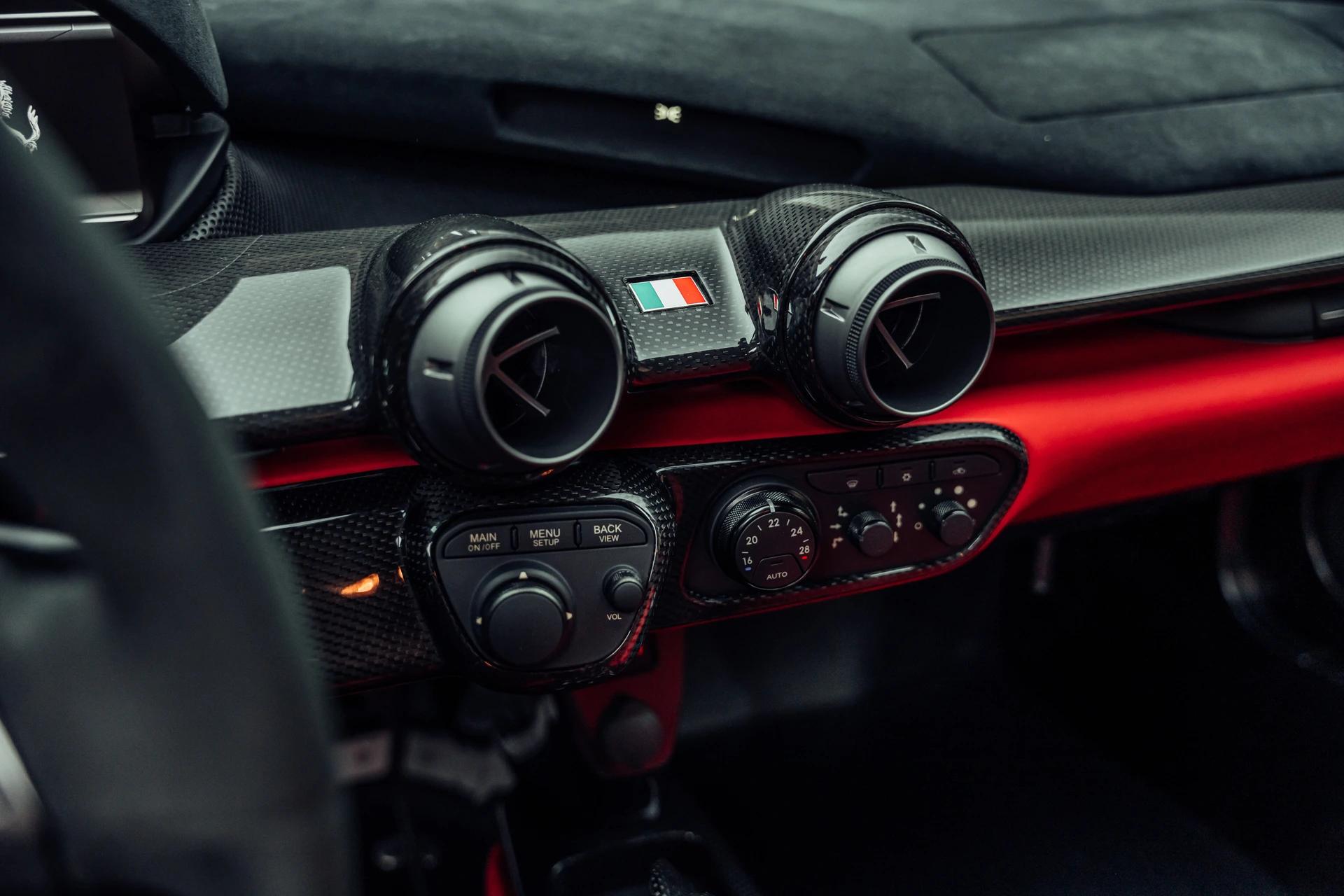 Ferrari LaFerrari – Un habitacle minimaliste, centré sur la performance