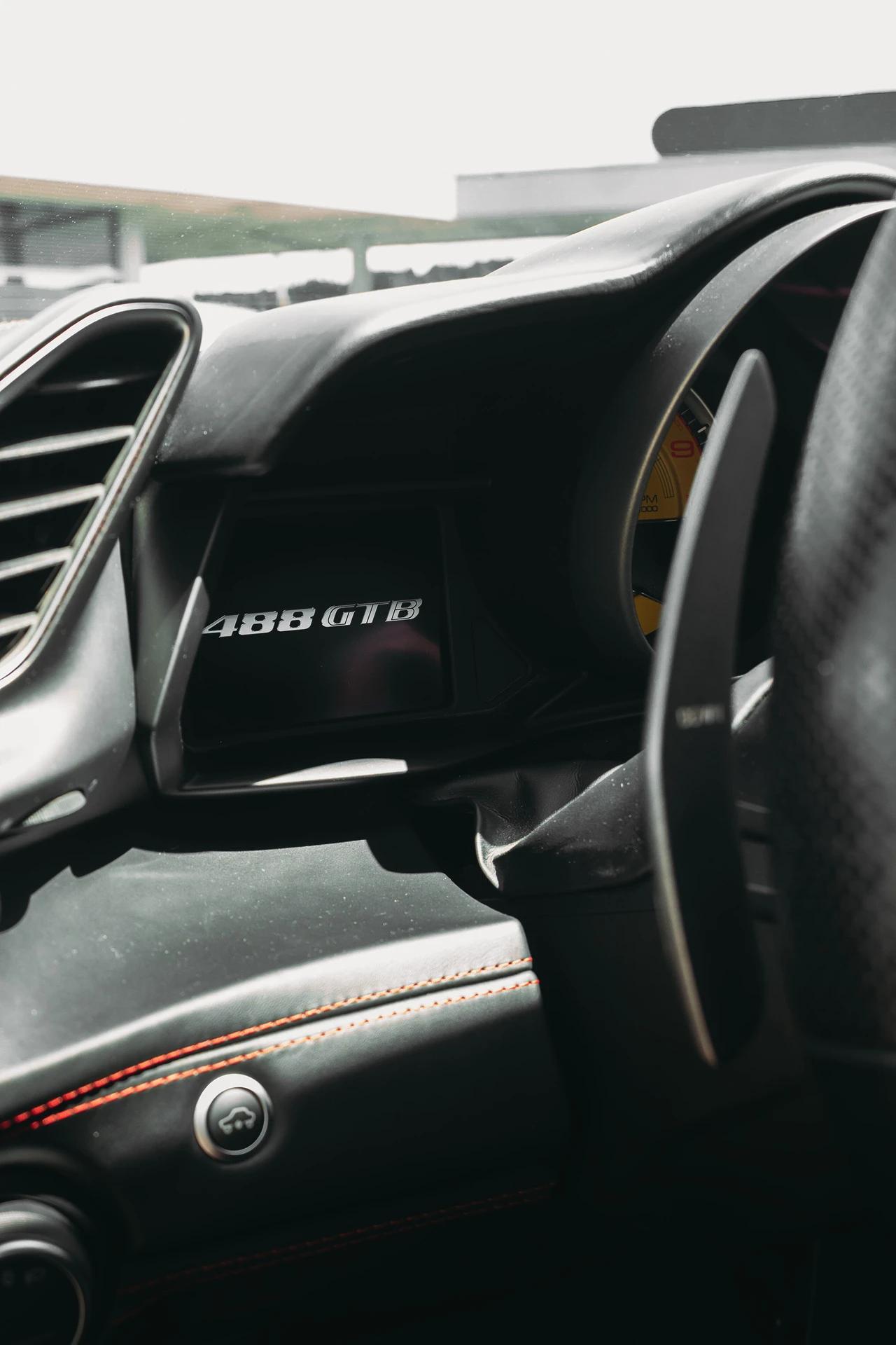 Ferrari 488 GTB – Un cockpit pensé pour la performance