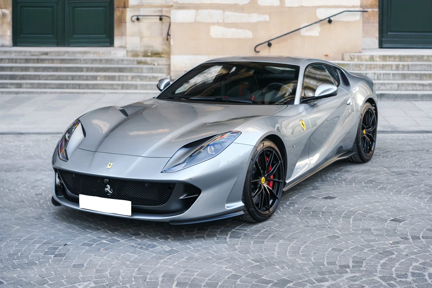 Louez une Ferrari 812 Superfast à Genève – La puissance inégalée du V12