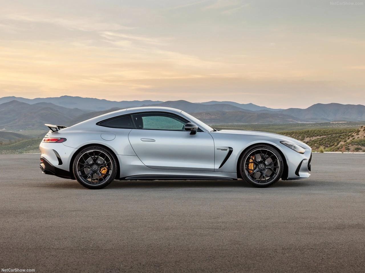 Louez une Mercedes-AMG GT 63 S pour un week-end de luxe à Genève