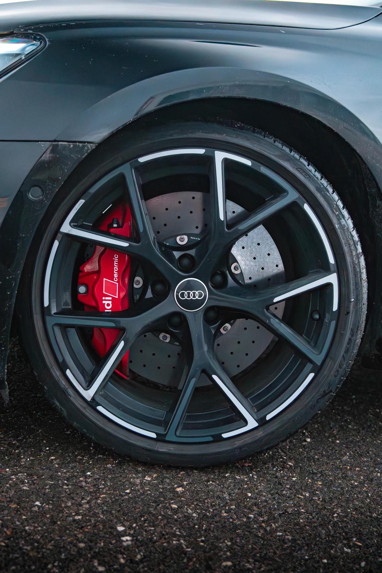 RS3 Sportback, location de voiture de luxe et confort en Suisse pour des trajets prestigieux.