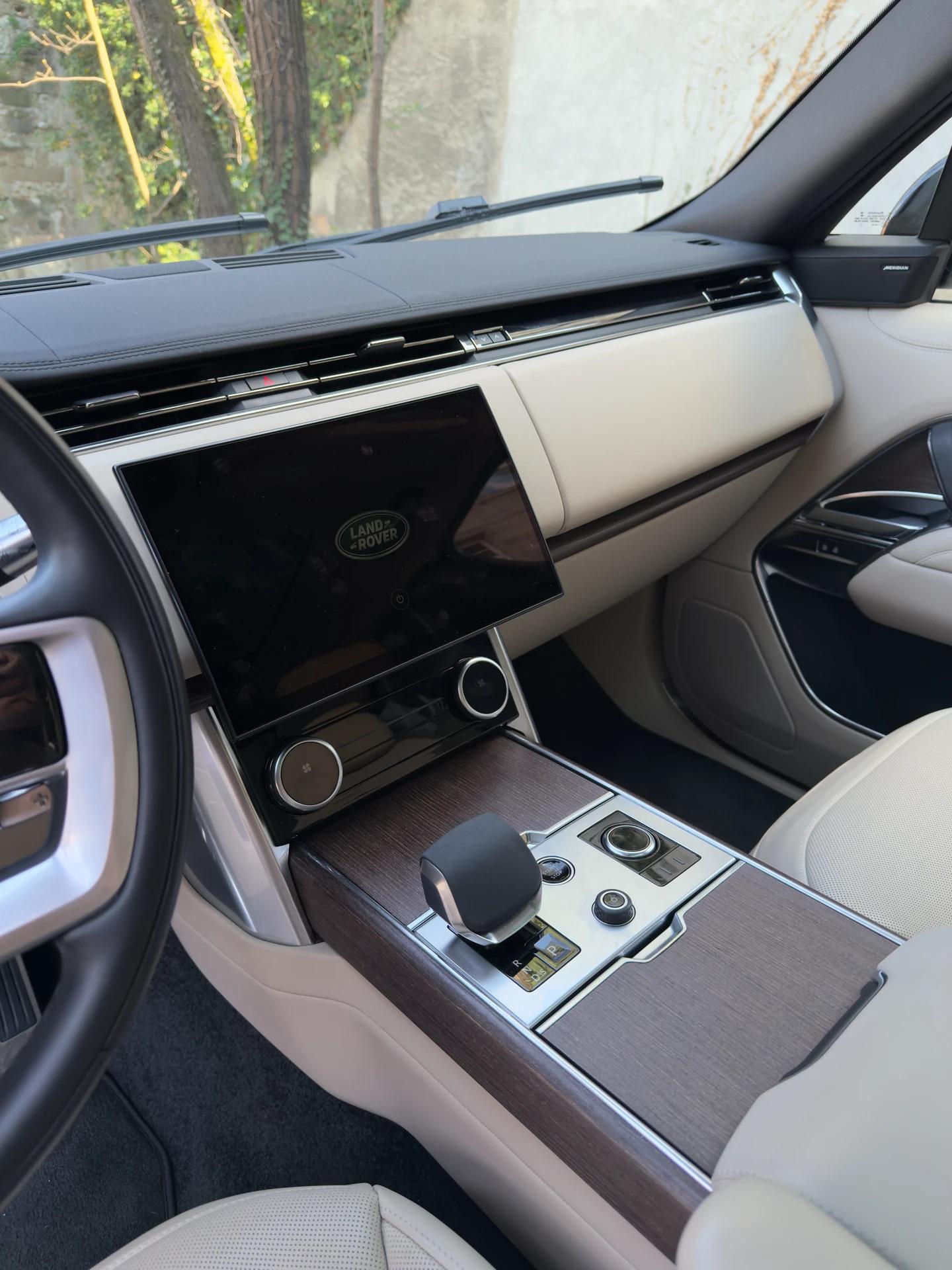 Louez le Range Rover en Suisse : un véhicule haut de gamme mêlant luxe et technologie