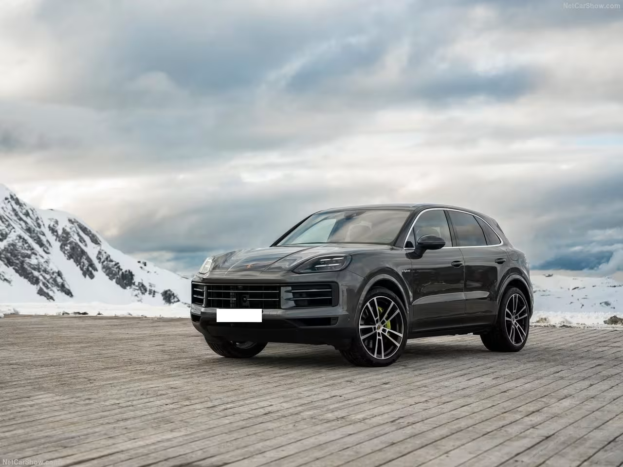 Louez un Porsche Cayenne en Suisse, un SUV spacieux offrant puissance et élégance.