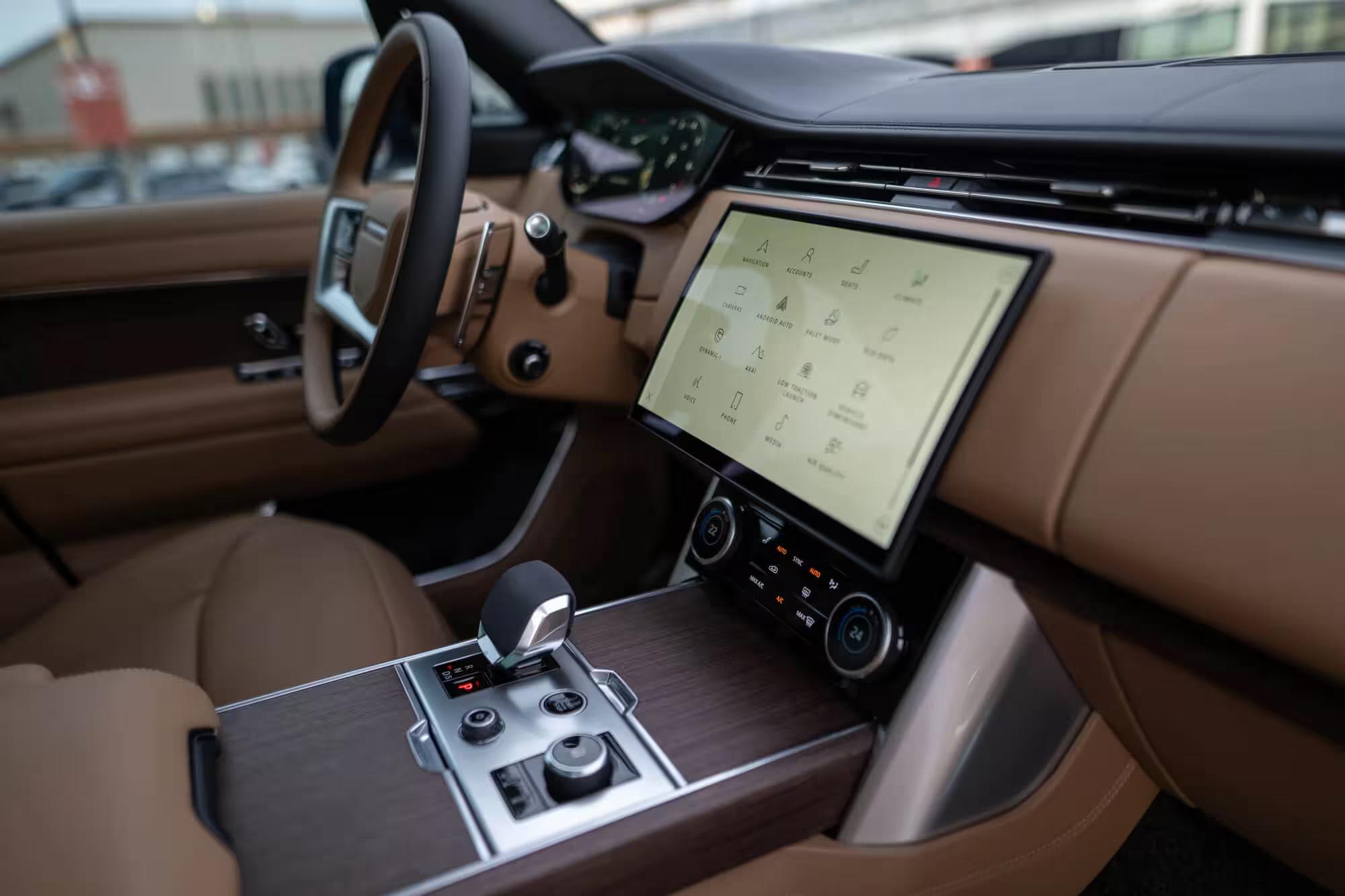 Range Rover D350 Autobiography – Intérieur avec finitions bois et cuir haut de gamme