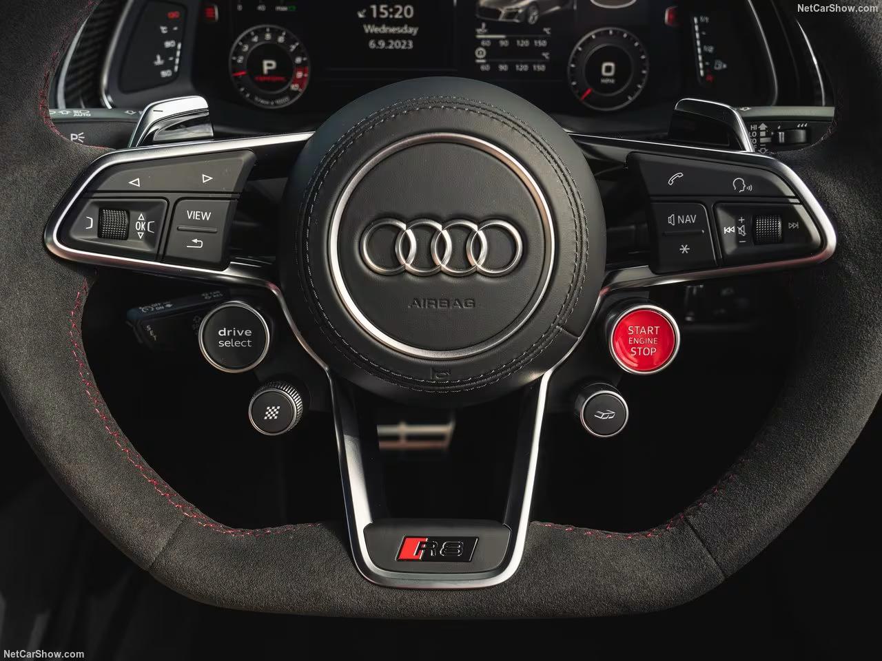 Audi R8 V10 Spyder Performance – Volant Performance multifonctions avec bouton “Drive Select” rouge intégré