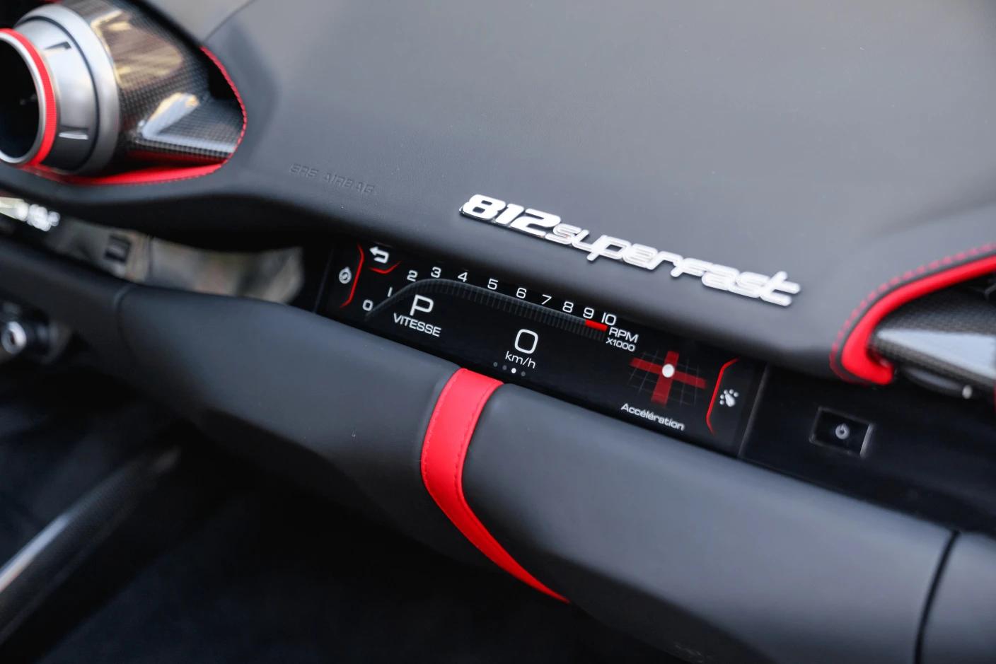 Ferrari 812 Superfast – Intérieur à Double Cockpit pour une Immersion Totale