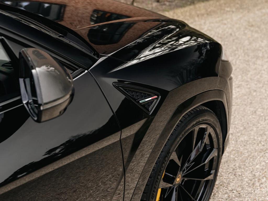 Louer une Lamborghini Urus V8 pour un week-end en Suisse