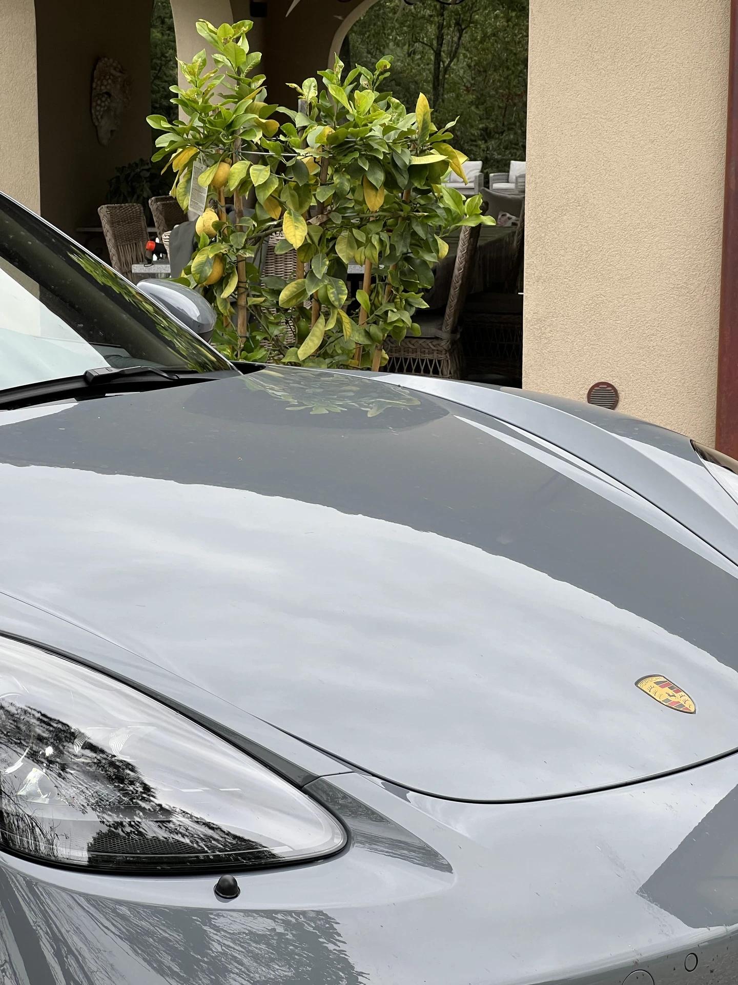 Louez un Porsche 718 Boxster GTS pour un road trip mémorable dans les Alpes suisses