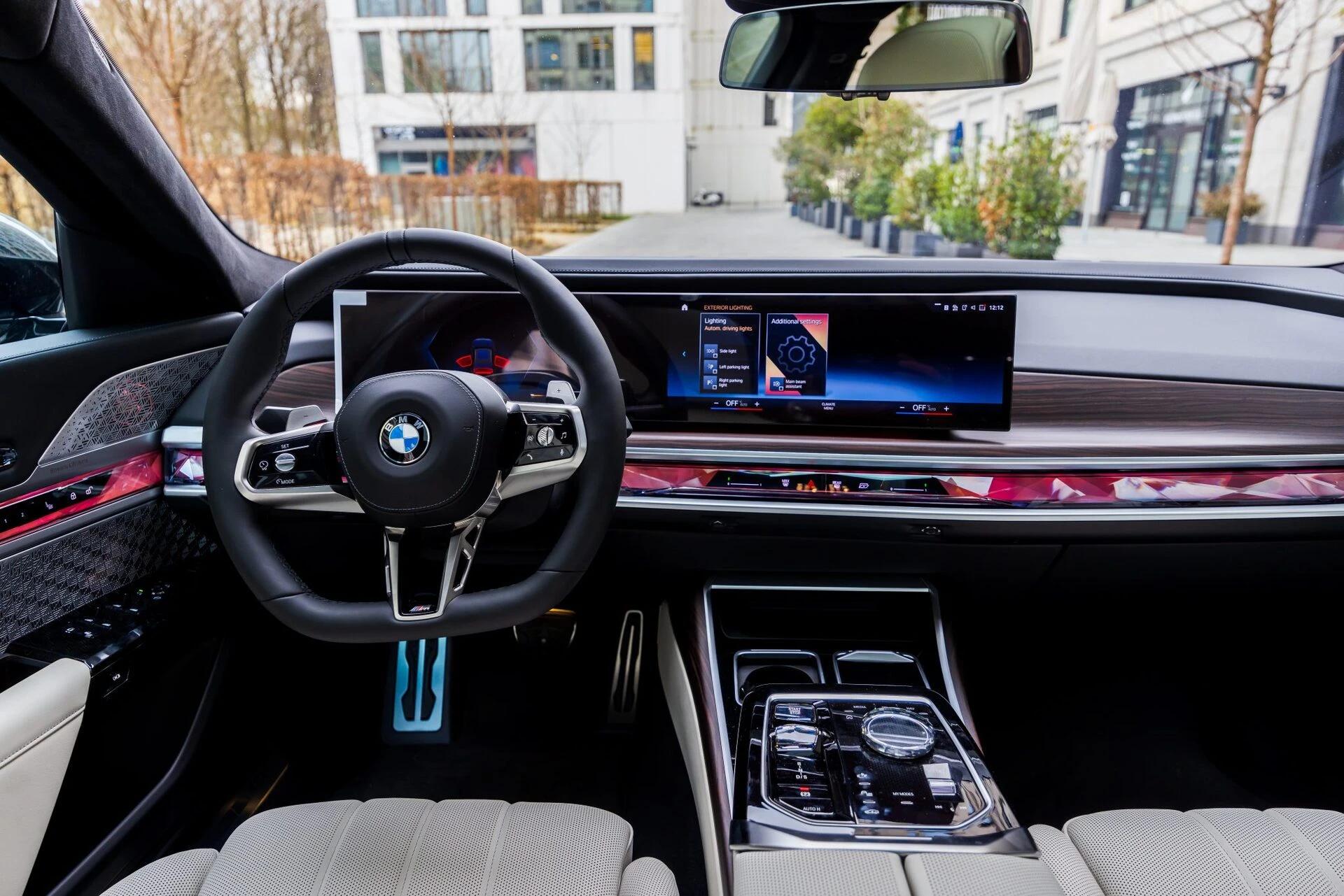 Réservez une BMW 750 en location pour un week-end de luxe raffiné à Genève