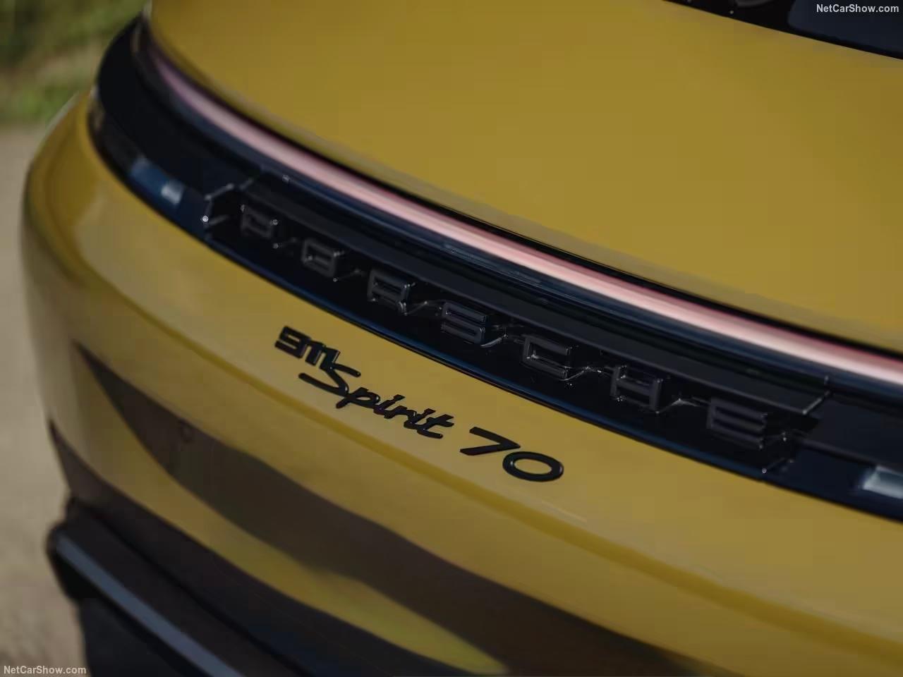 Bandeau lumineux arrière et monogramme 911 Spirit 70 sur la carrosserie verte