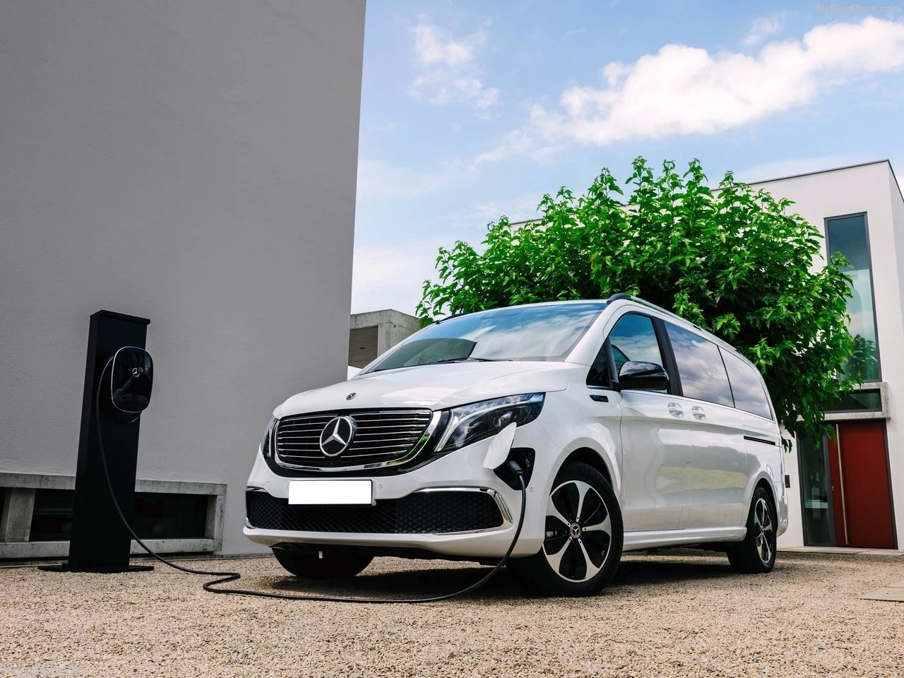 Louez un Mercedes Viano à Genève, l'alliance parfaite de l'espace et du confort