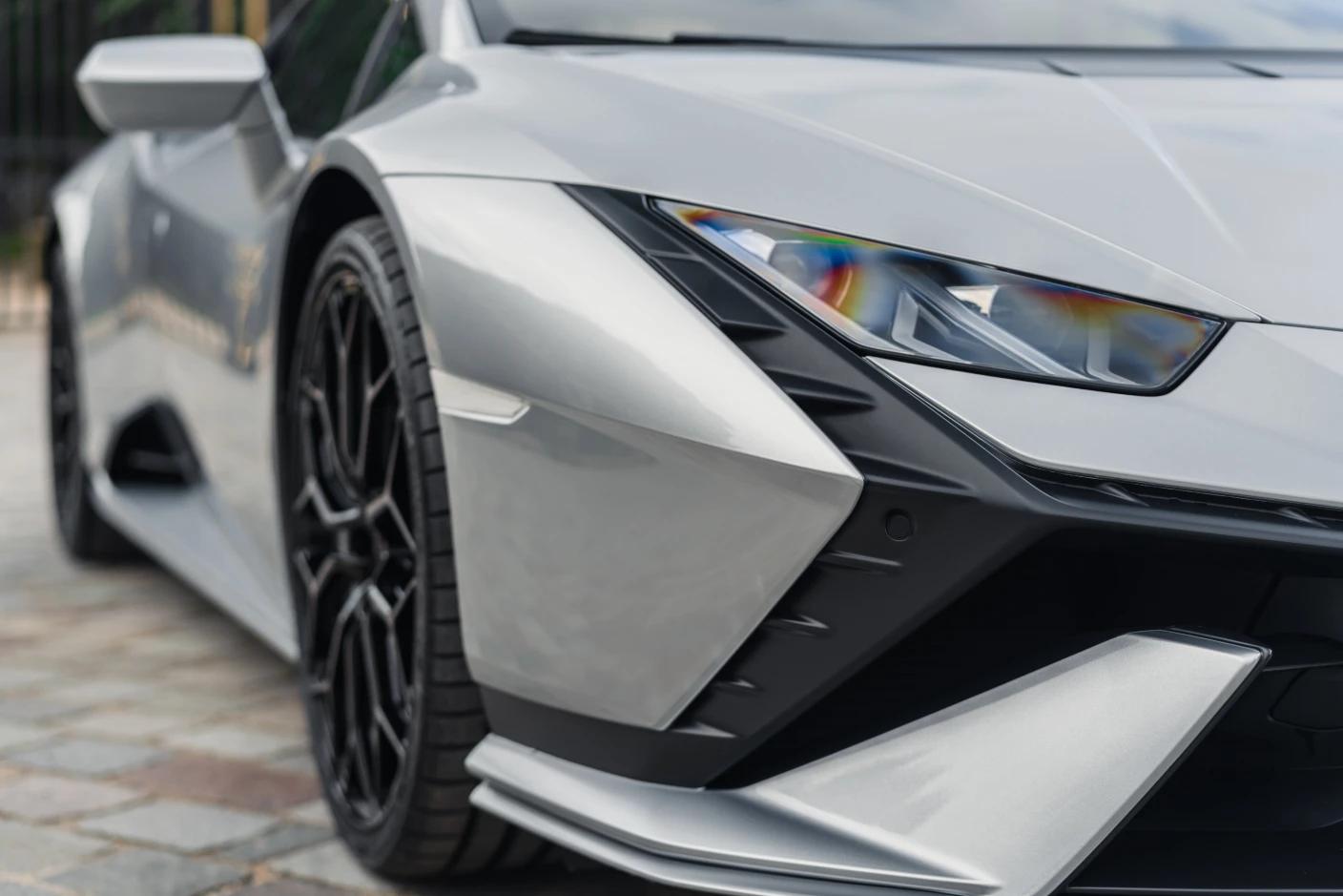 Lamborghini Huracán Tecnica, une voiture ultra performante en location en Suisse.