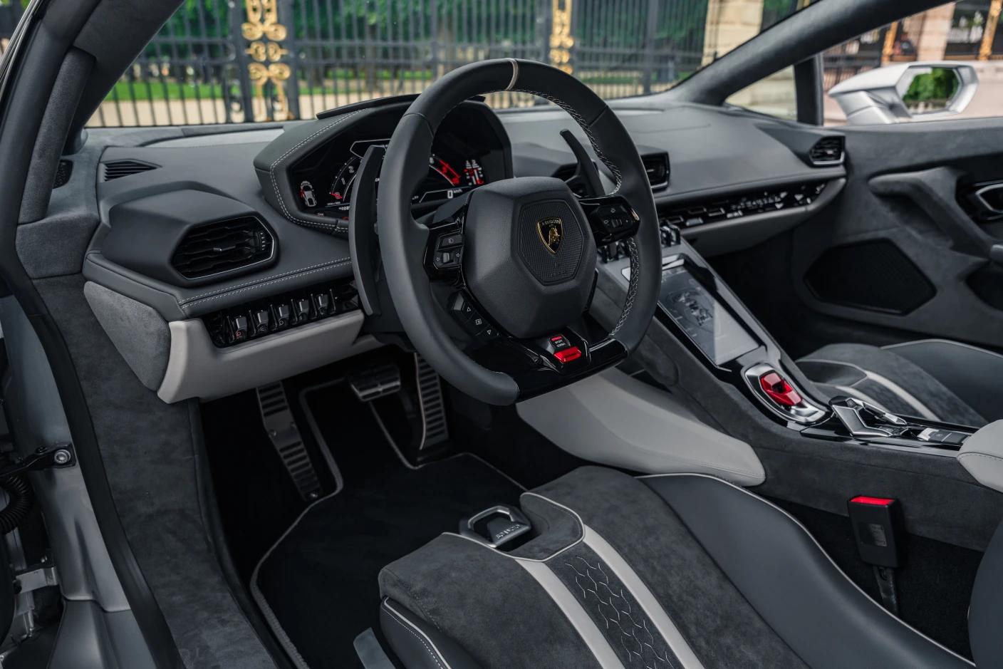 Lamborghini Huracán Tecnica, une voiture de sport prestigieuse à louer en Suisse.